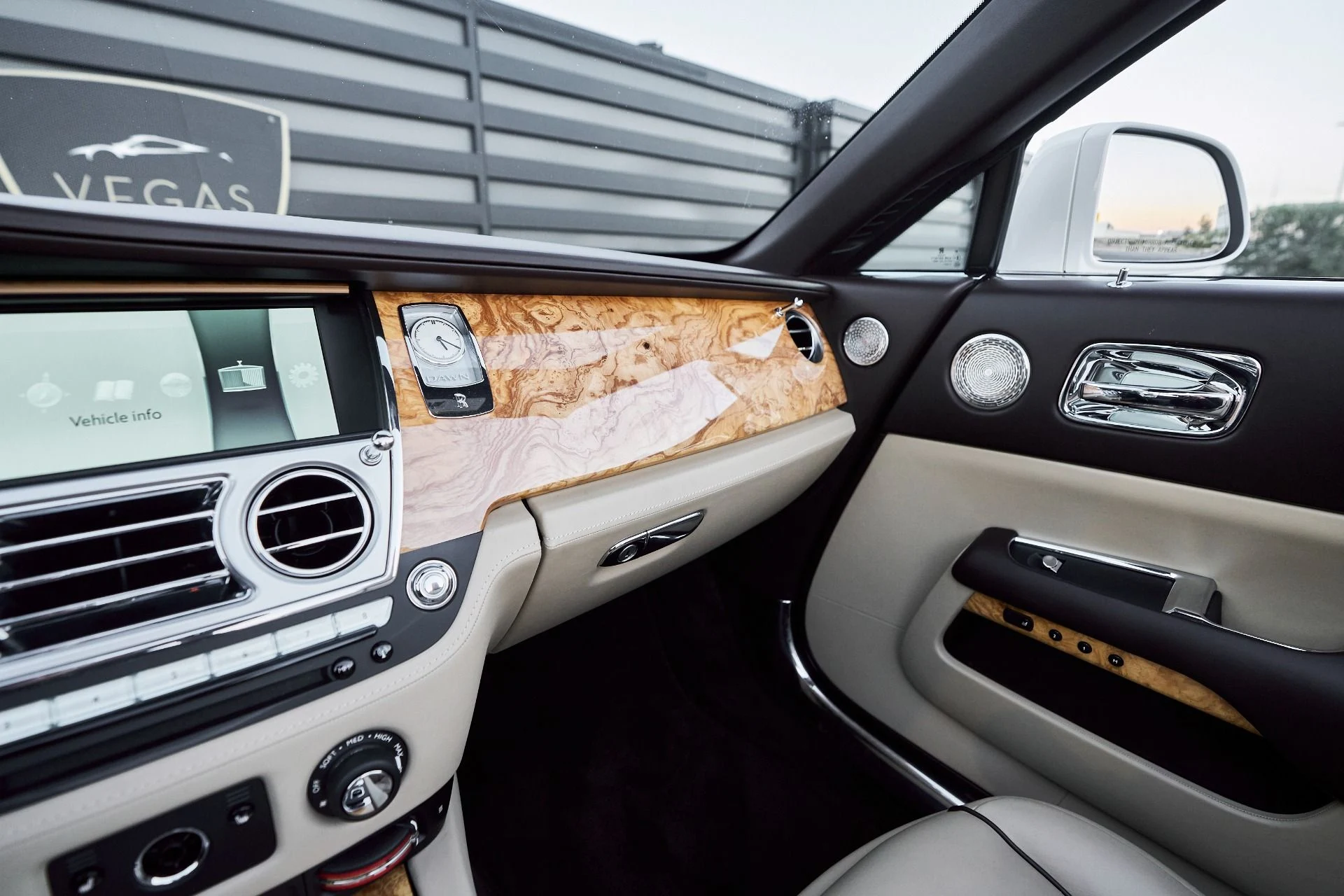 mph068_709485553_Used_2017_Rolls_Royce_Dawn_Base_1764730538_c65ac12cac