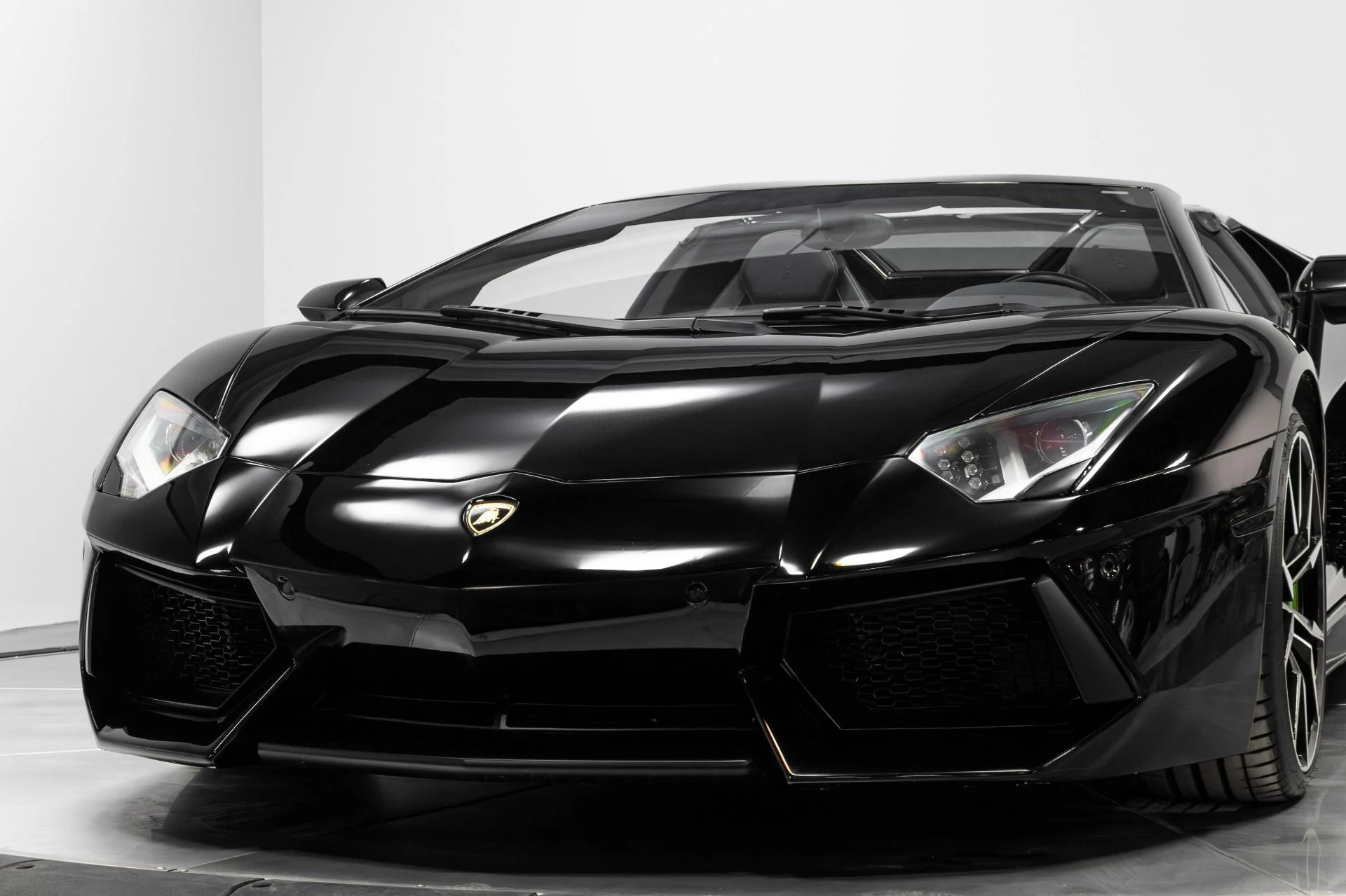 mph069_1101741883_Used_2015_Lamborghini_Aventador_LP_700_4_1770952618_613f396bd3