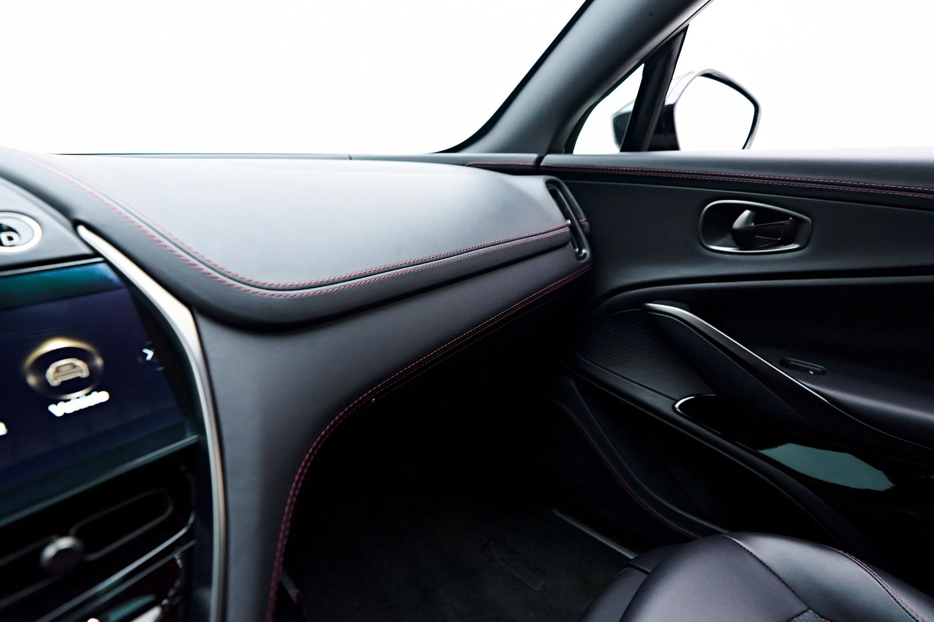 mph069_1175112741_Used_2023_Aston_Martin_DBX_707_1731378416_8b8aae3356