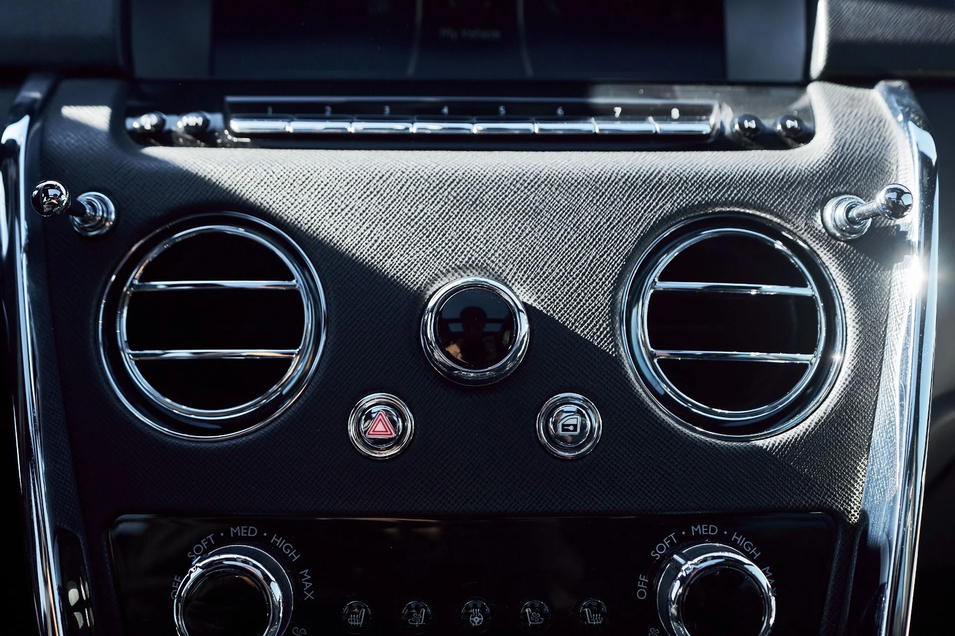 mph069_1290878979_Used_2019_Rolls_Royce_Cullinan_Base_1767201773_3ac056879e