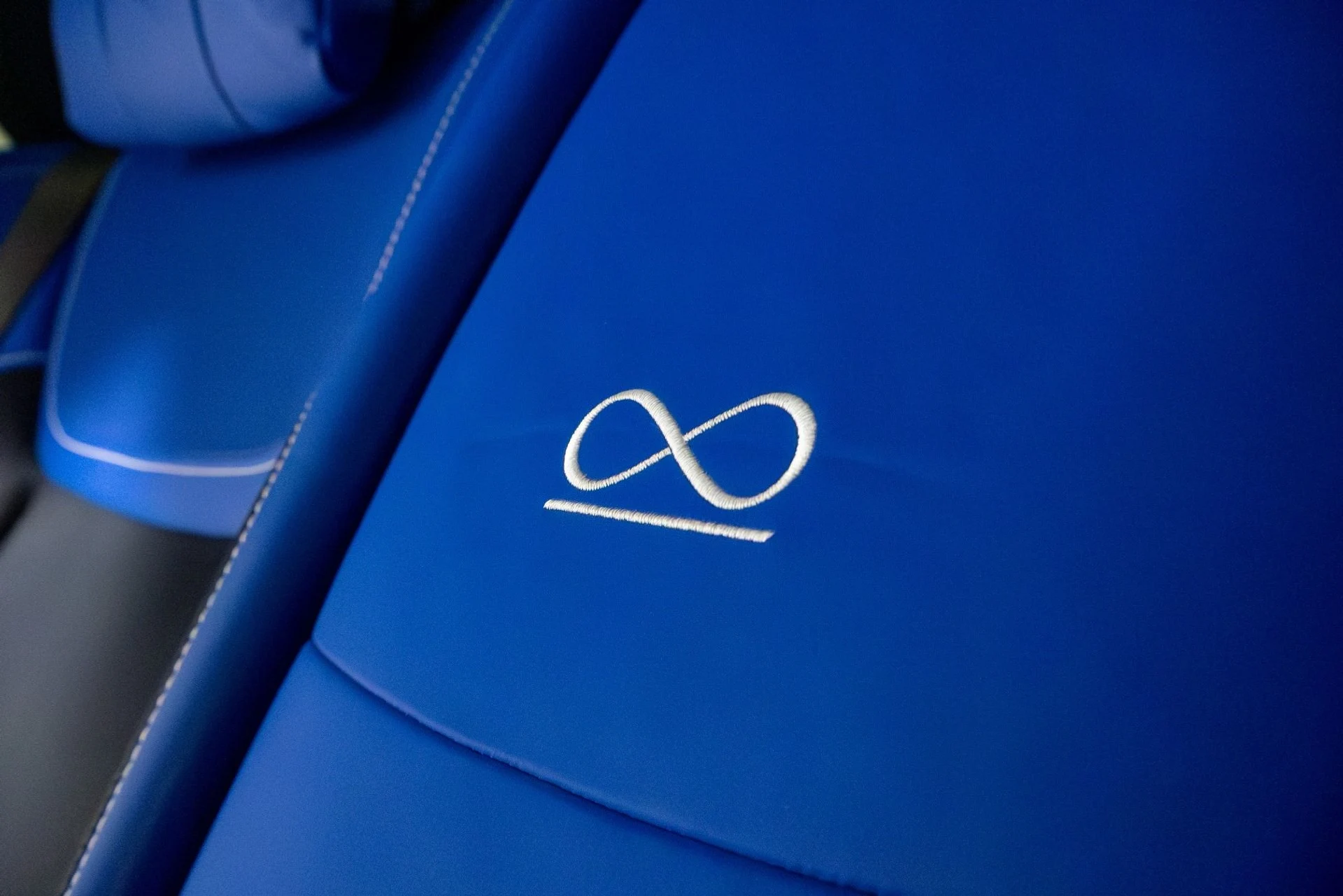 mph069_1438765675_Used_2017_Rolls_Royce_Ghost_Black_Badge_1764012368_be4b3da80b