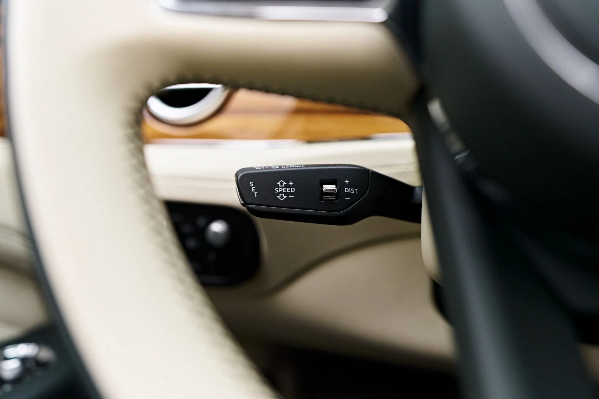 mph069_1780491051_Used_2023_Bentley_Bentayga_EWB_1754782503_11b426a2ea
