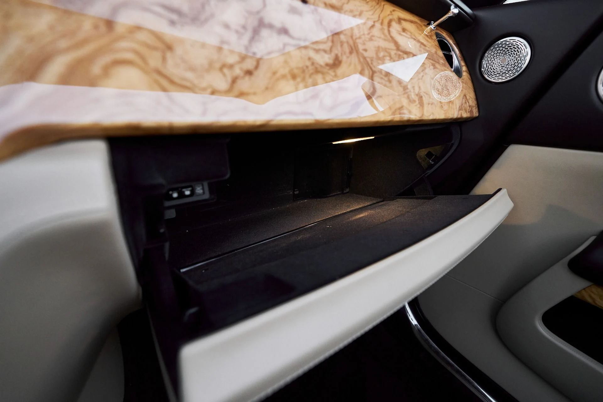 mph069_1843062419_Used_2017_Rolls_Royce_Dawn_Base_1764730538_c00b71343b