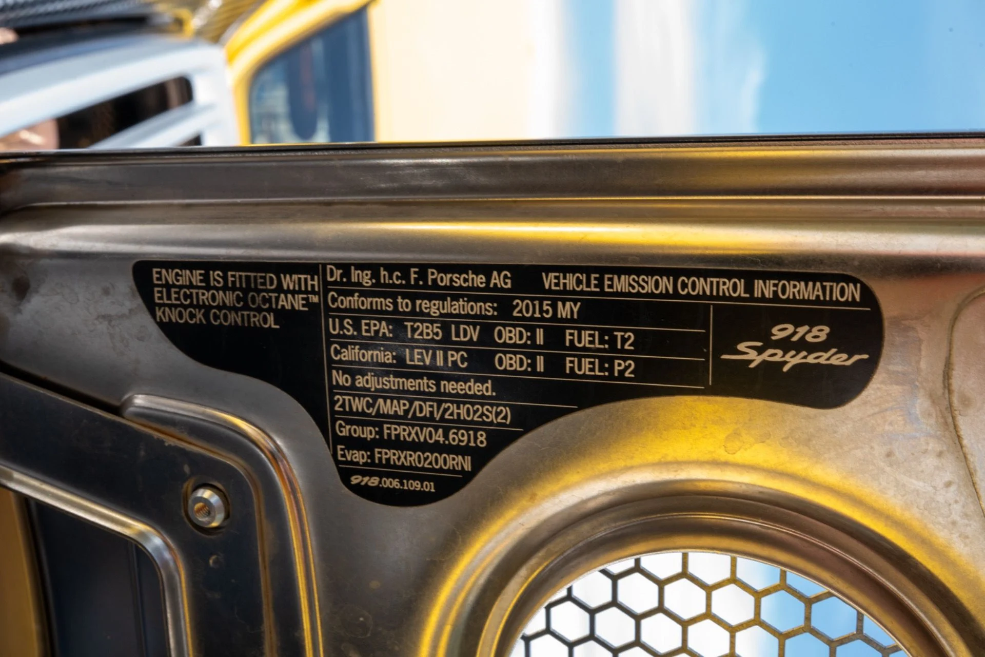 mph069_2709986189_Used_2015_Porsche_918_Spyder_1782406261_70a7e443ae