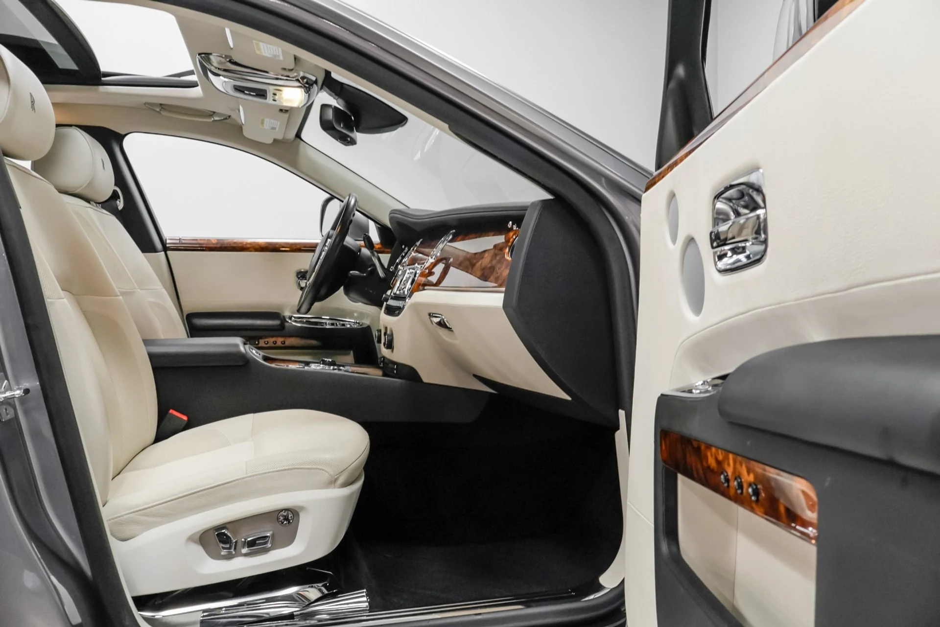 mph069_319773839_Used_2010_Rolls_Royce_Ghost_1762979242_50f63dd8eb