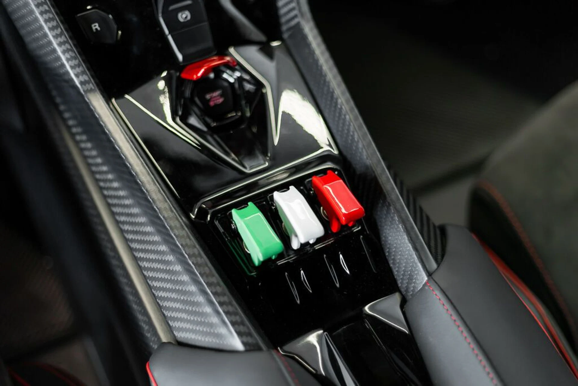 mph069_3198614340_lamborghini_veneno_2014_jpg_v_1779988126_03c4c5b3ba