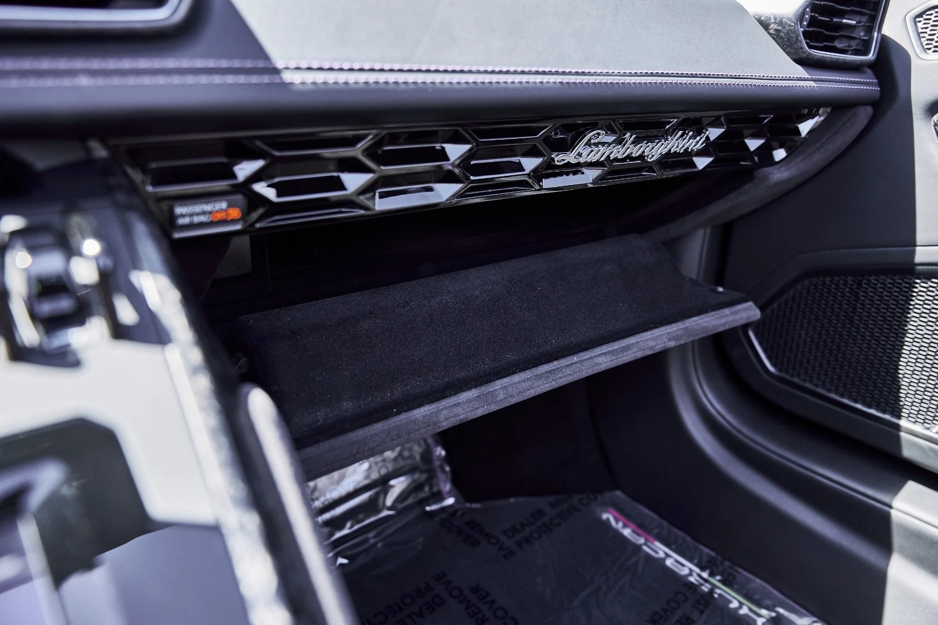 mph069_3251078799_Used_2024_Lamborghini_Huracan_EVO_Base_1776733960_15819641a9