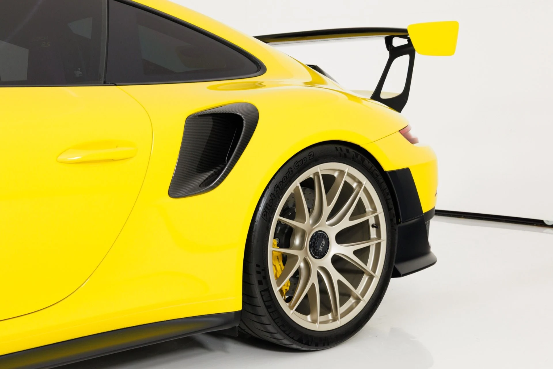 mph069_3263585007_Used_2018_Porsche_911_GT_2_RS_1787778697_7ea344c28d