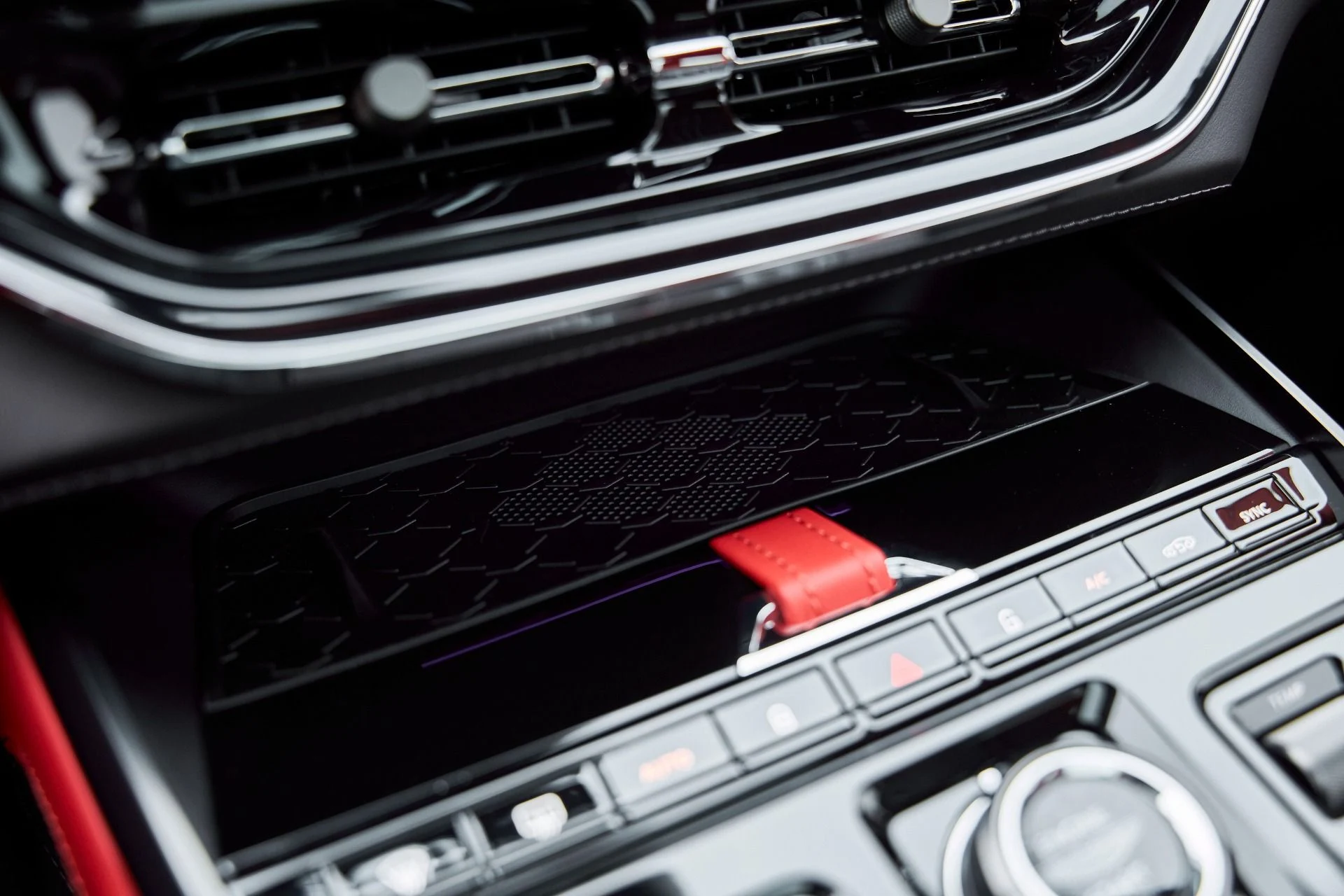 mph069_3334402123_Used_2025_Aston_Martin_DBX_707_1766785427_99f9f85292