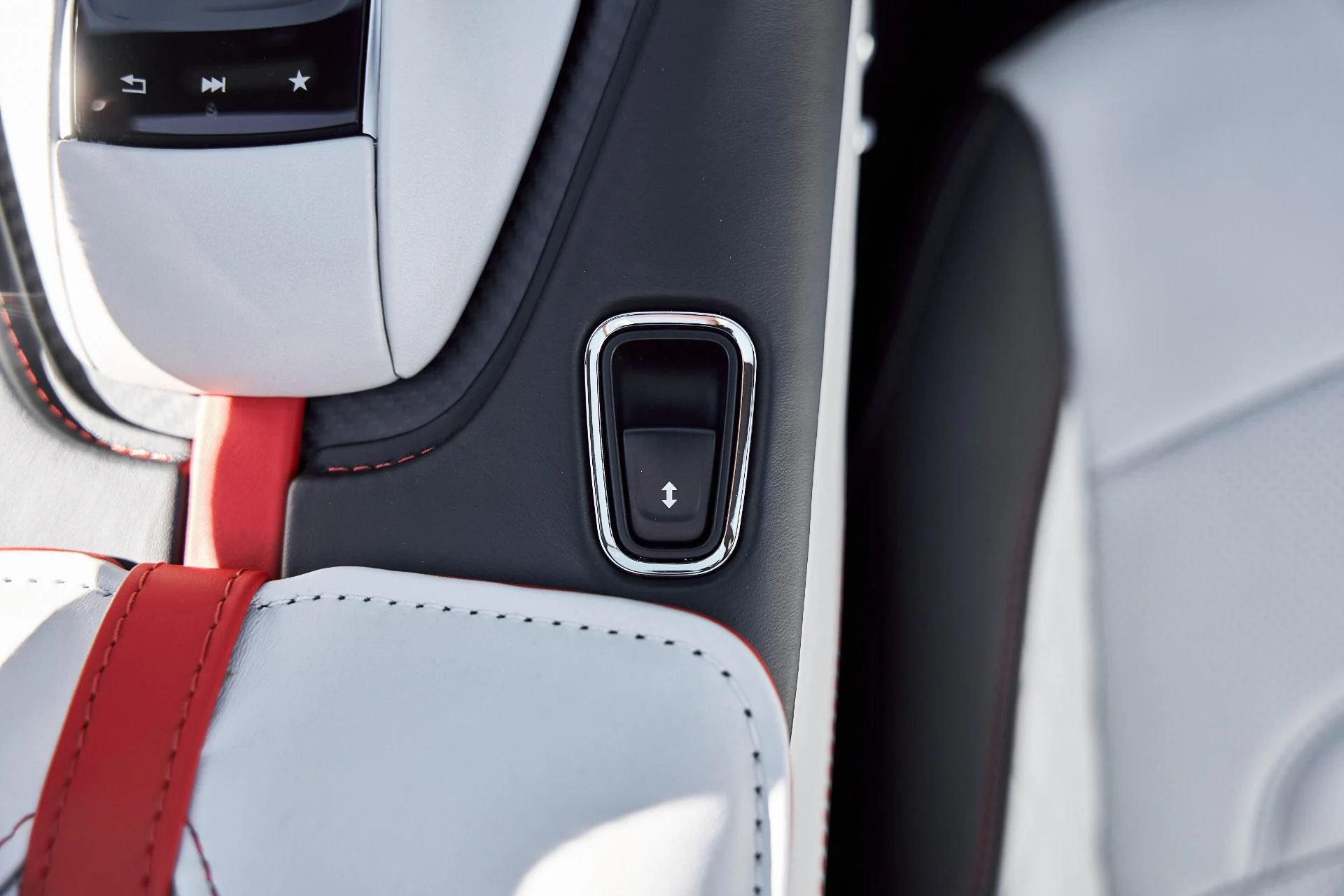 mph069_3349317670_Used_2023_Aston_Martin_DBS_Volante_1768877035_ffc749fcc3