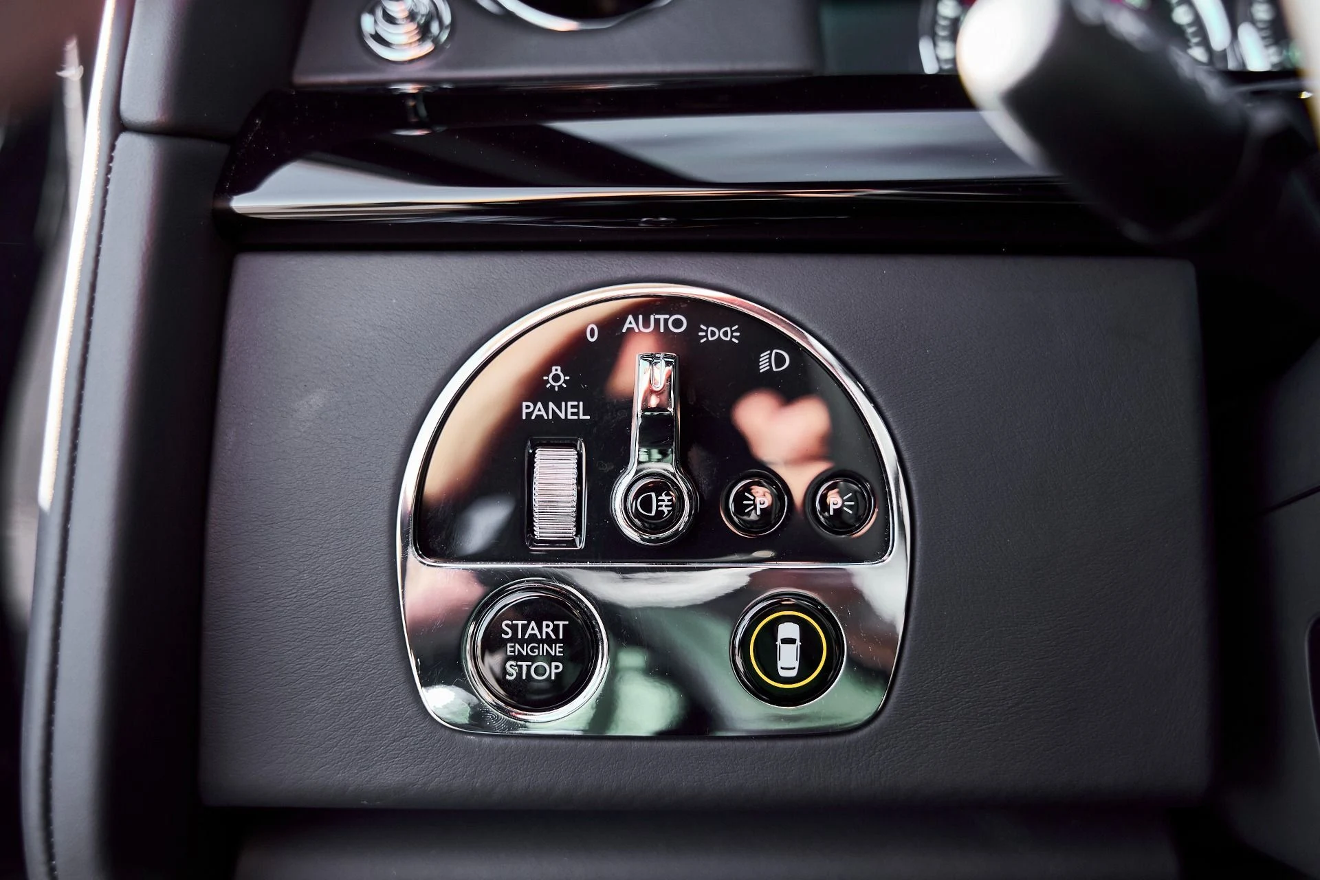 mph069_3452107646_Used_2024_Rolls_Royce_Phantom_Base_1770700152_ef9d4b09b9