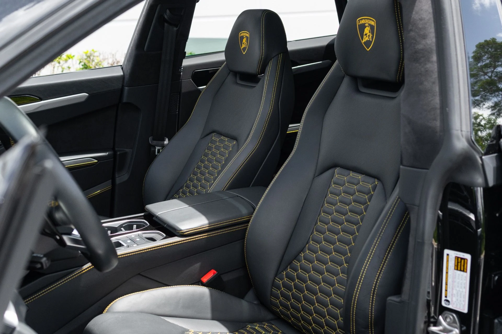 mph069_3773956195_Used_2022_Lamborghini_Urus_1776127251_6d95c24bbc