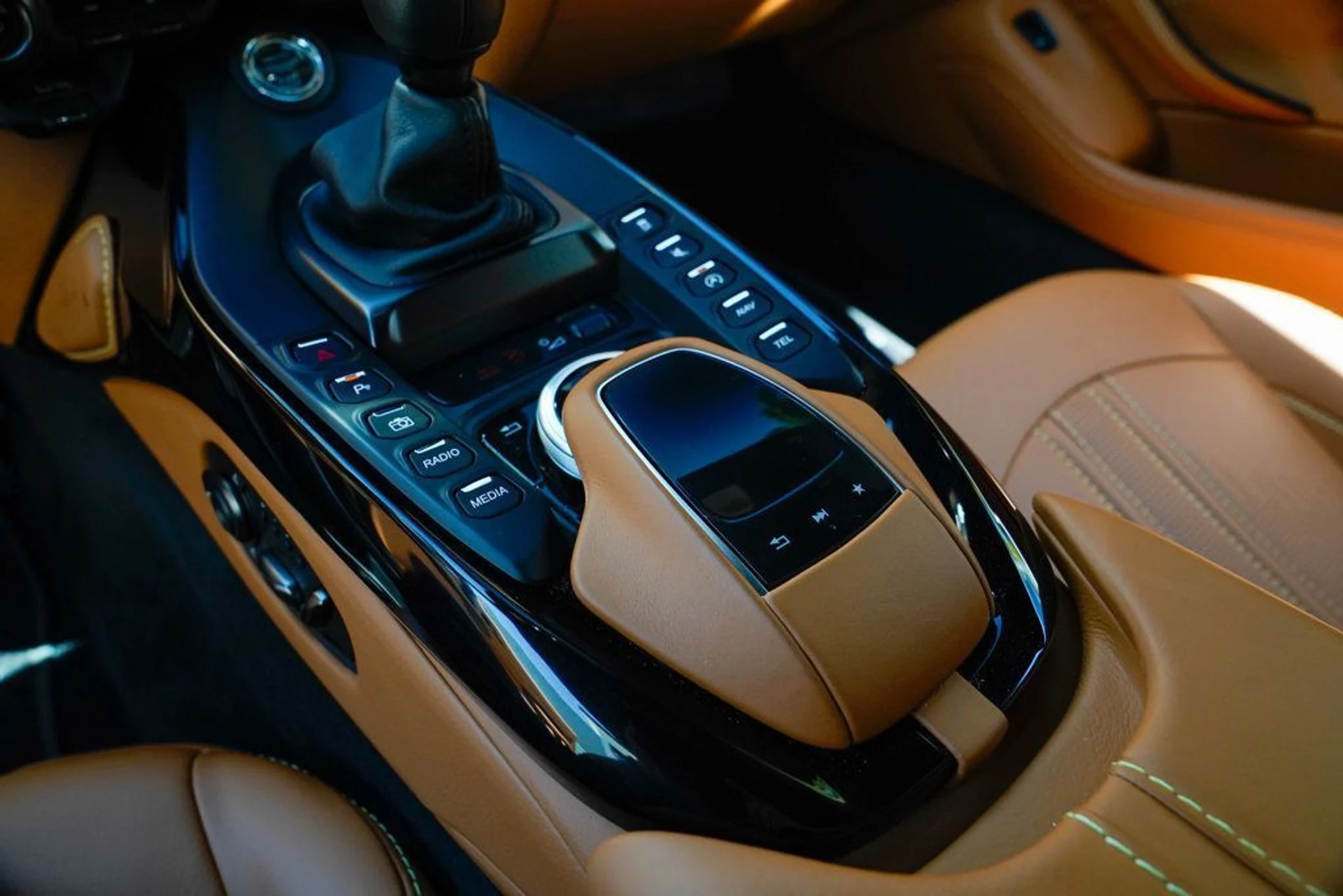 mph069_4054118573_used_2021_aston_martin_vantage_coupemanual_14354_22900621_70_1024_baf7fc8c0c