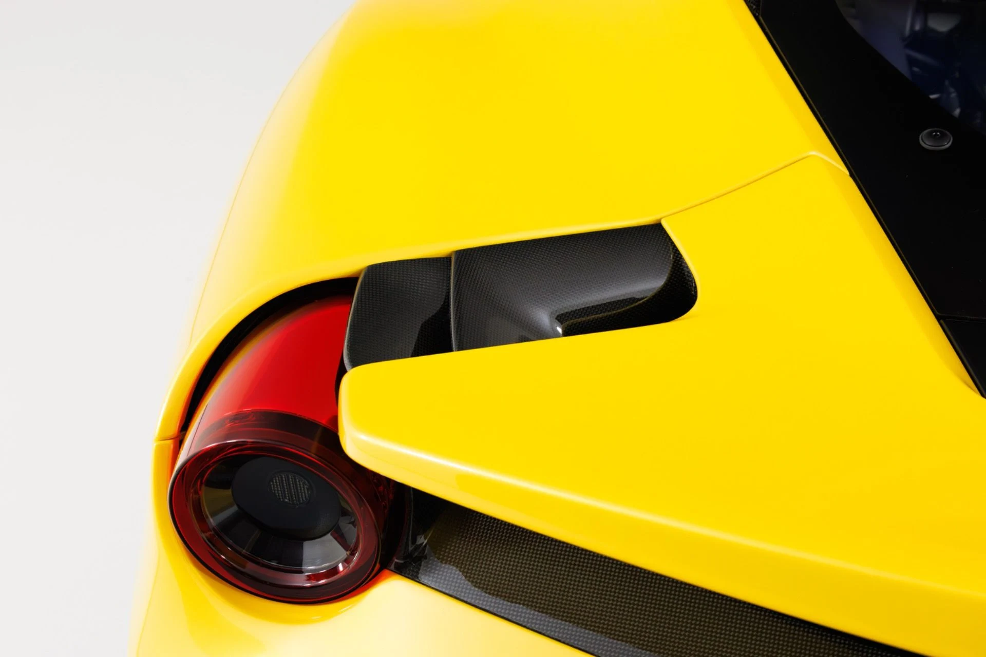 mph070_1088394441_Used_2020_Ferrari_488_Pista_1773687206_e30689f43f