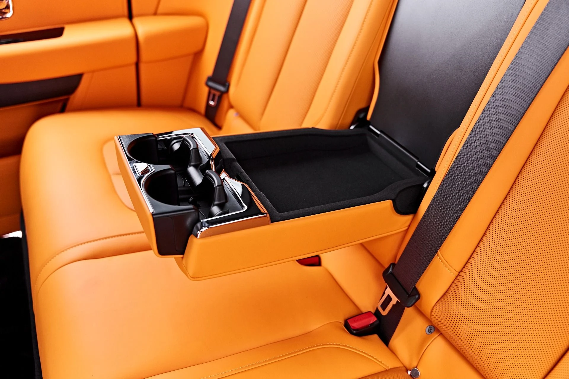 mph070_1336310828_Used_2026_Rolls_Royce_Cullinan_Base_1785200897_827038b403