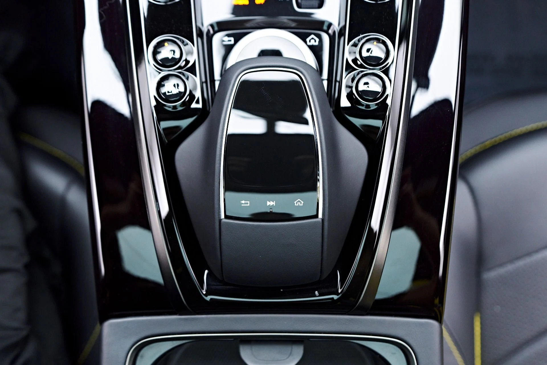 mph070_1609911670_Used_2024_Aston_Martin_DBX_707_1753235896_e43e9dc512