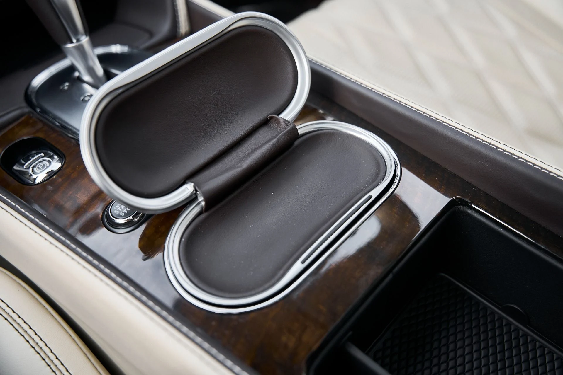 mph070_191969322_Used_2015_Bentley_Flying_Spur_V8_1769278434_57e1ac8d48