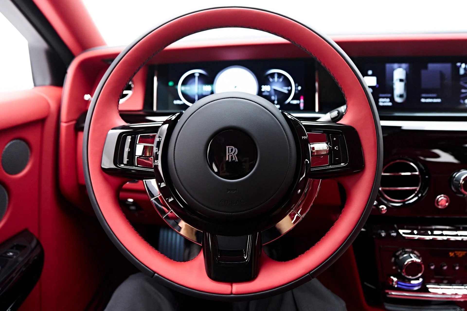 mph070_201008628_Used_2025_Rolls_Royce_Phantom_Base_1758394181_44545752b3