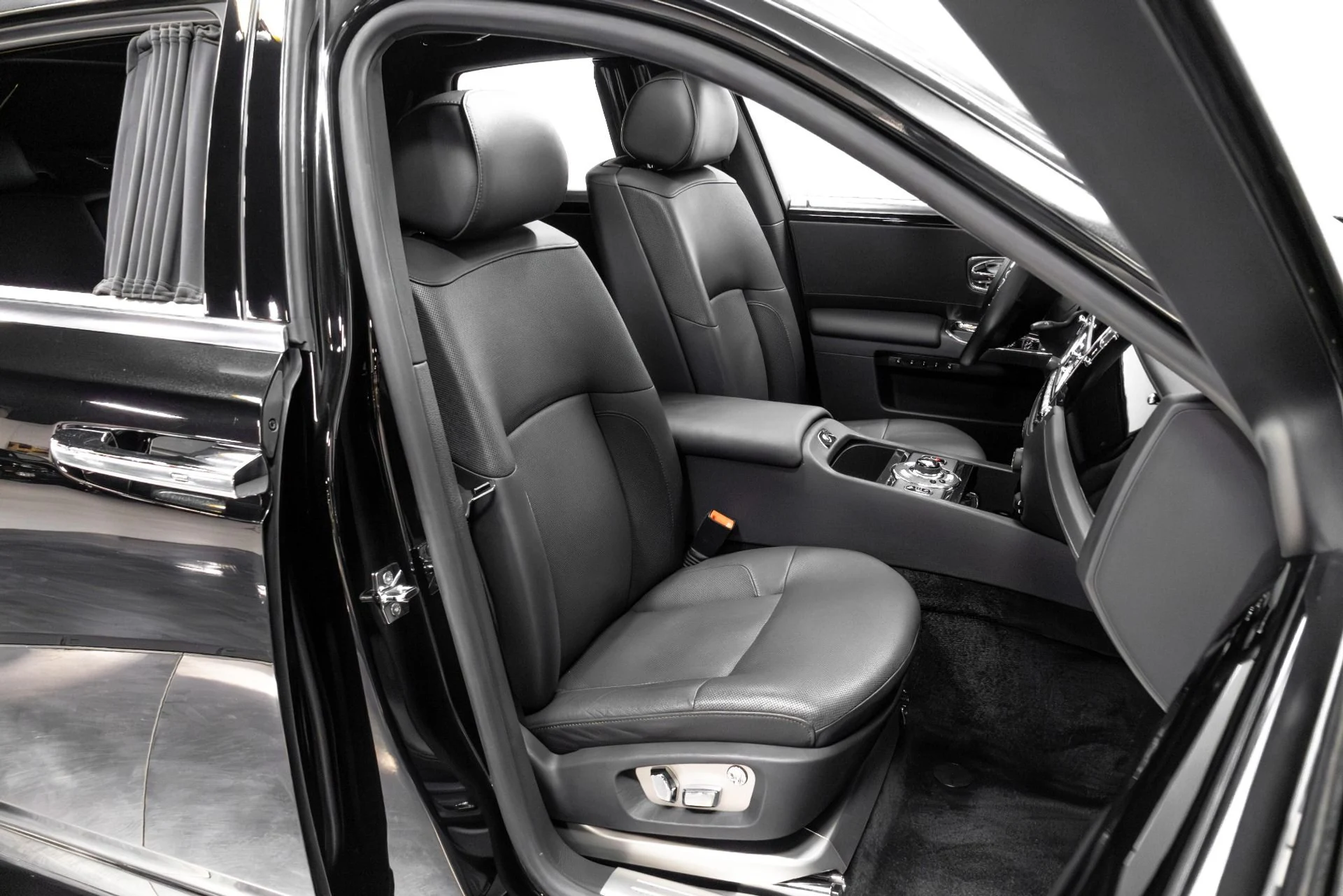 mph070_2050564627_Used_2011_Rolls_Royce_Ghost_Base_1762877304_5d8456b8cc