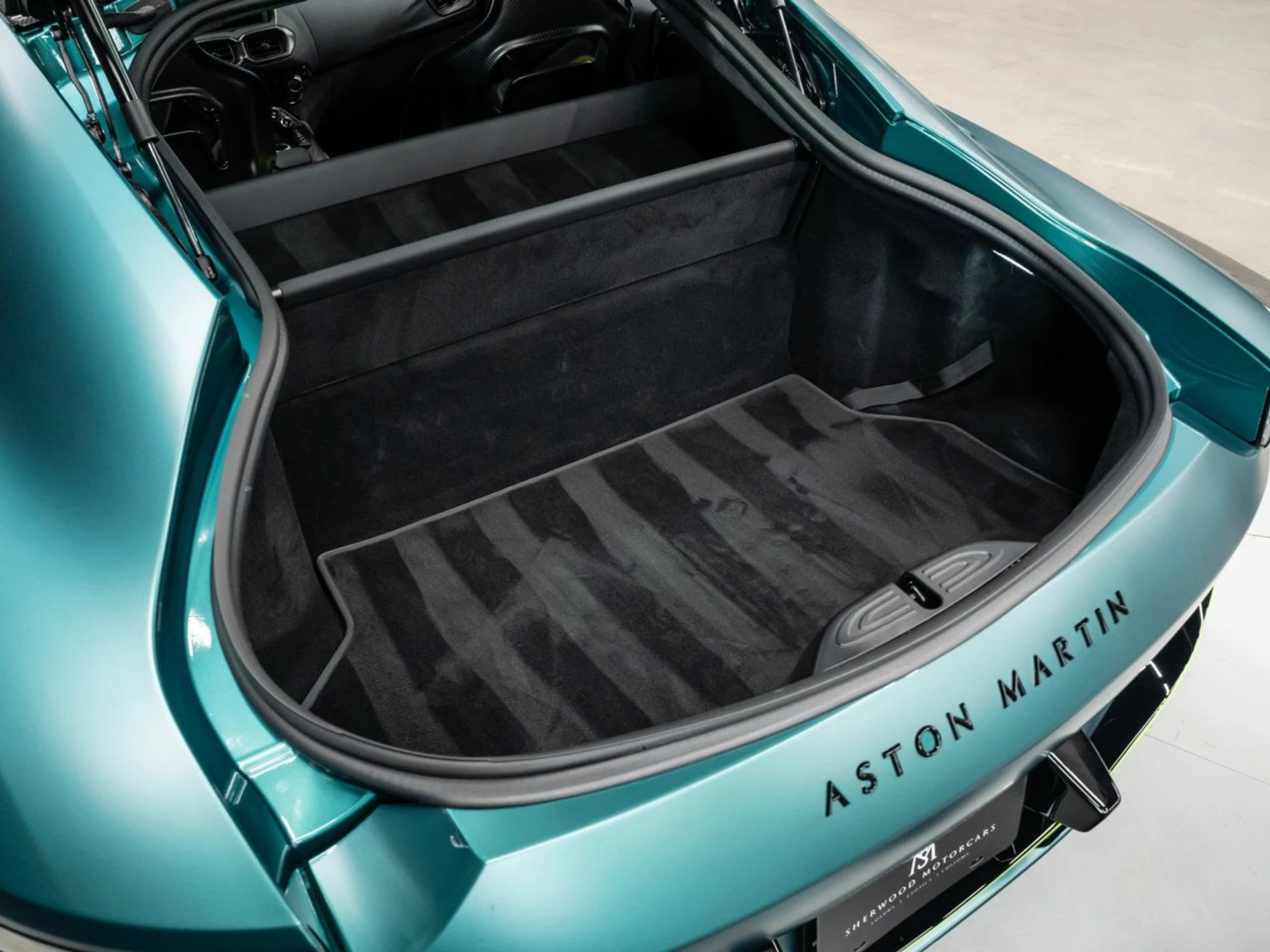 mph070_2067280702_aston_martin_vantage_2023_eb94b21e0a