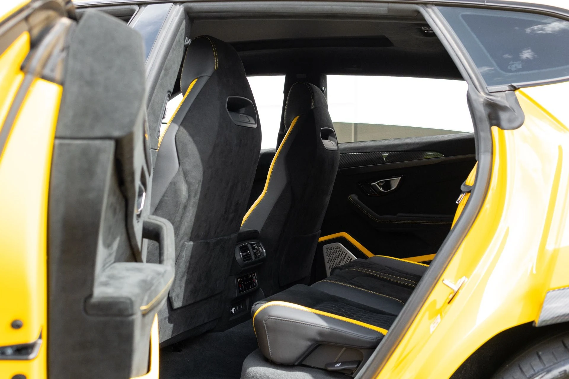 mph070_2334653611_Used_2024_Lamborghini_Urus_Performante_1773952191_a6c1e319d1