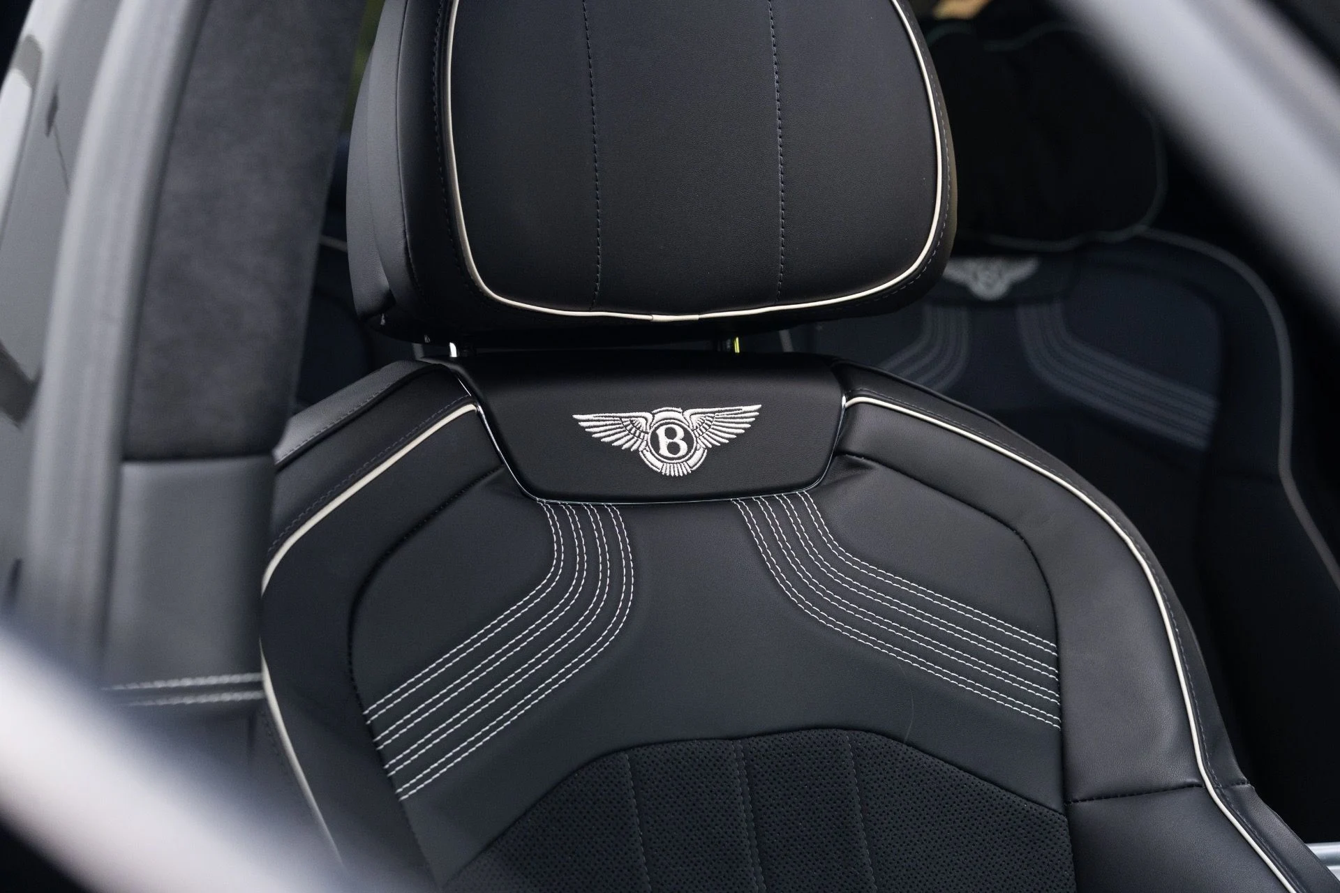 mph070_2807673637_Used_2023_Bentley_Flying_Spur_S_V8_1778782784_a77afeee8a