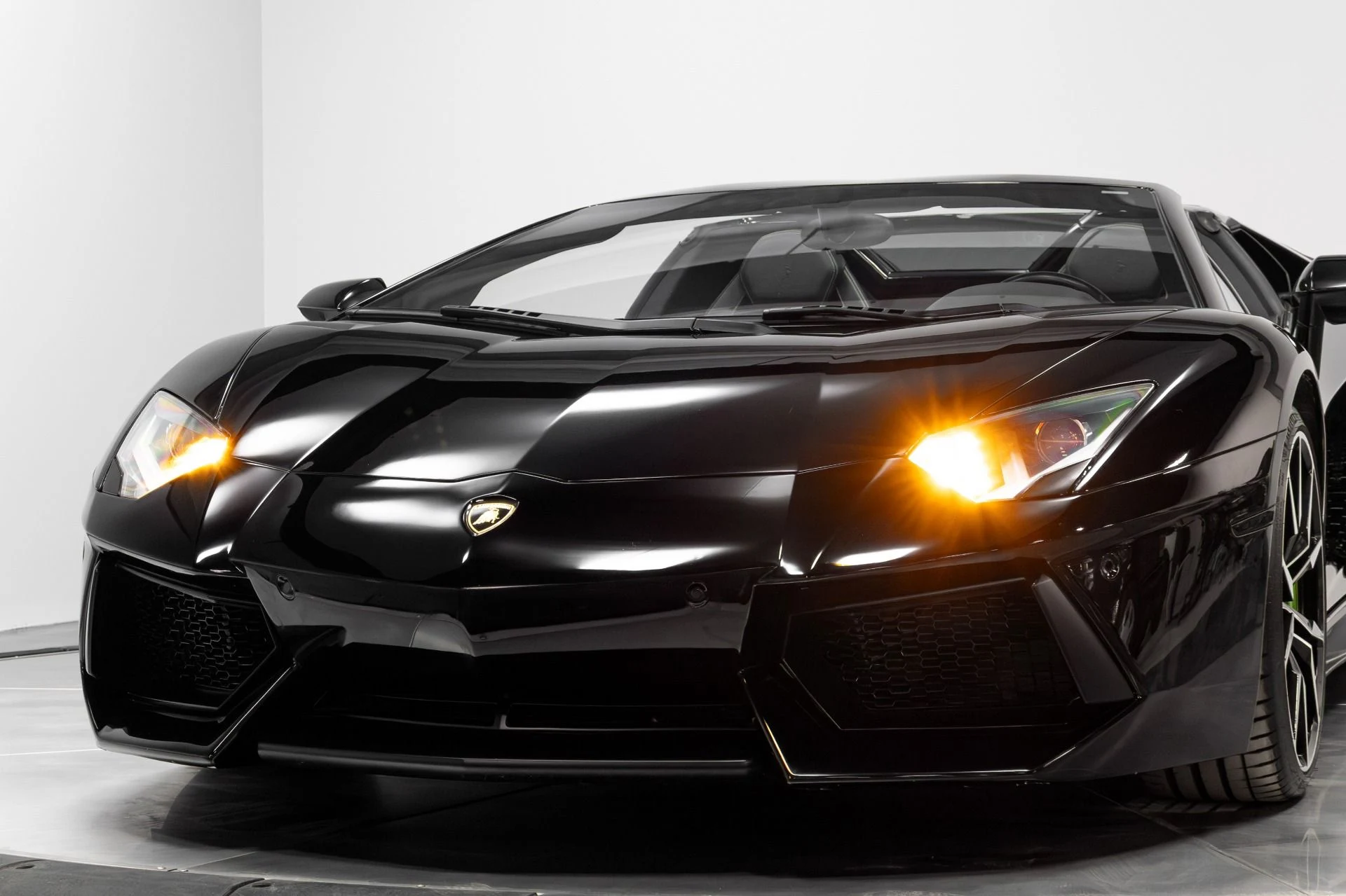 mph070_289212881_Used_2015_Lamborghini_Aventador_LP_700_4_1770952947_e4f3601fb7