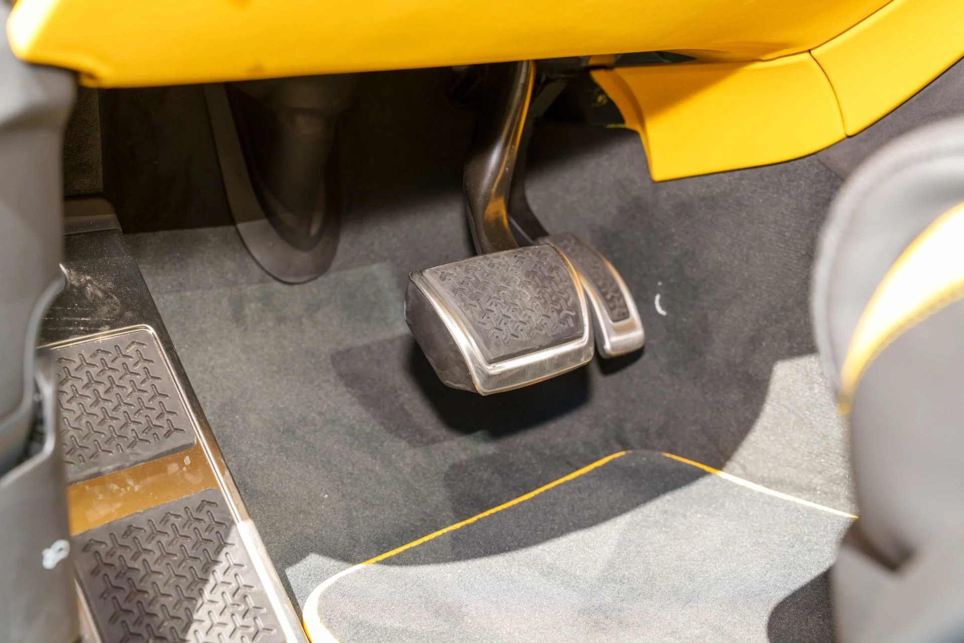 mph070_2937088504_Used_2025_Lamborghini_Urus_SE_1759793358_48e9b5a77a