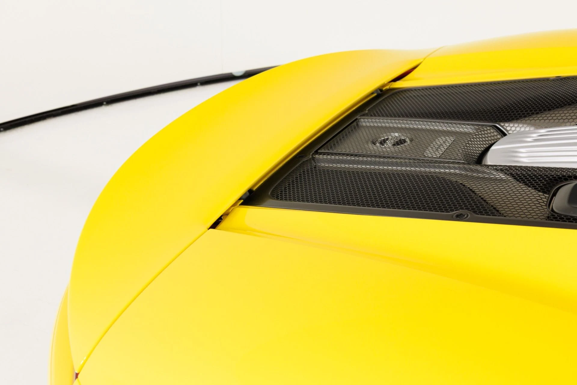 mph070_335967228_Used_2015_Porsche_918_Spyder_1789427647_588bc71a77