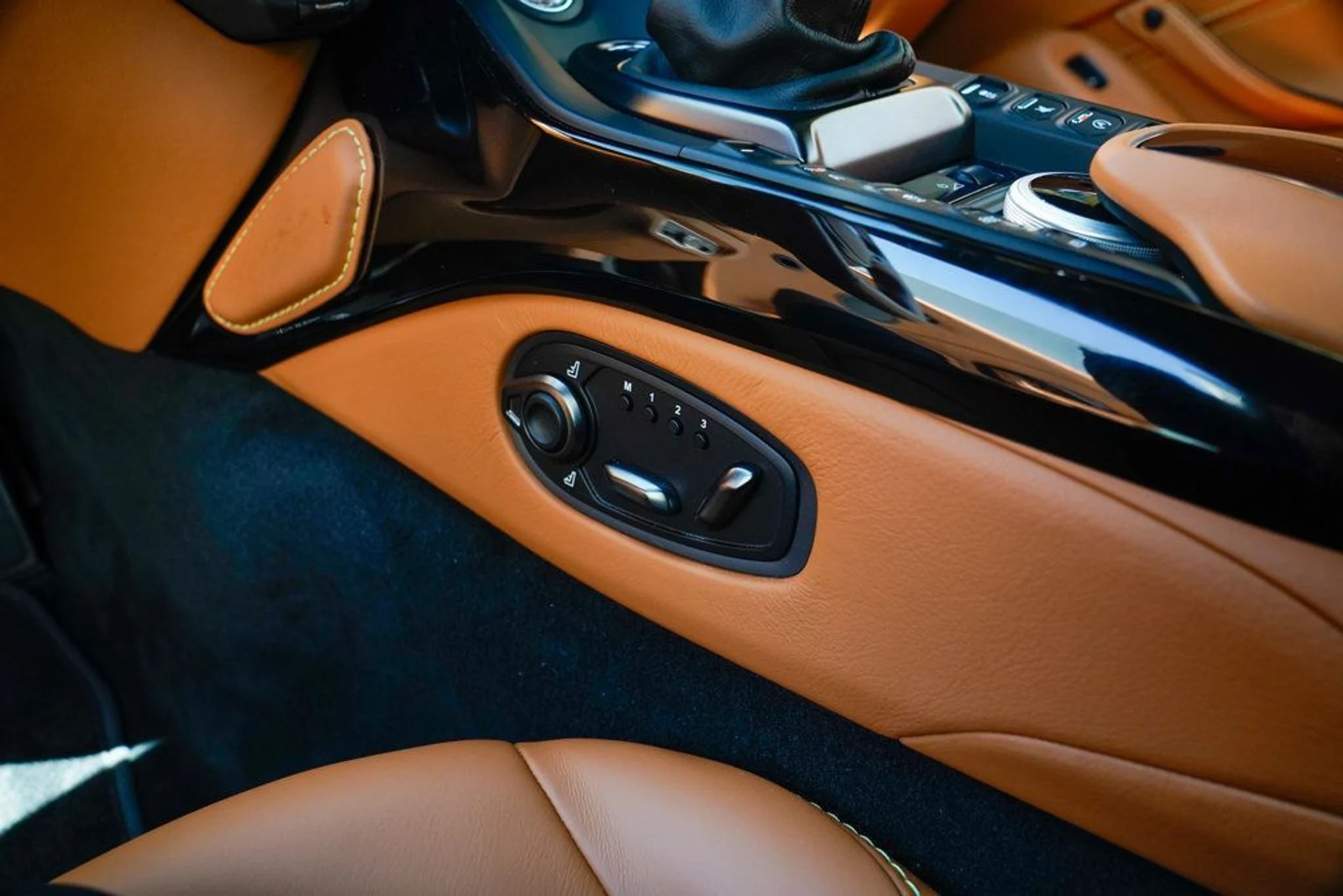 mph070_361203683_used_2021_aston_martin_vantage_coupemanual_14354_22900621_71_1024_5ff03e389b
