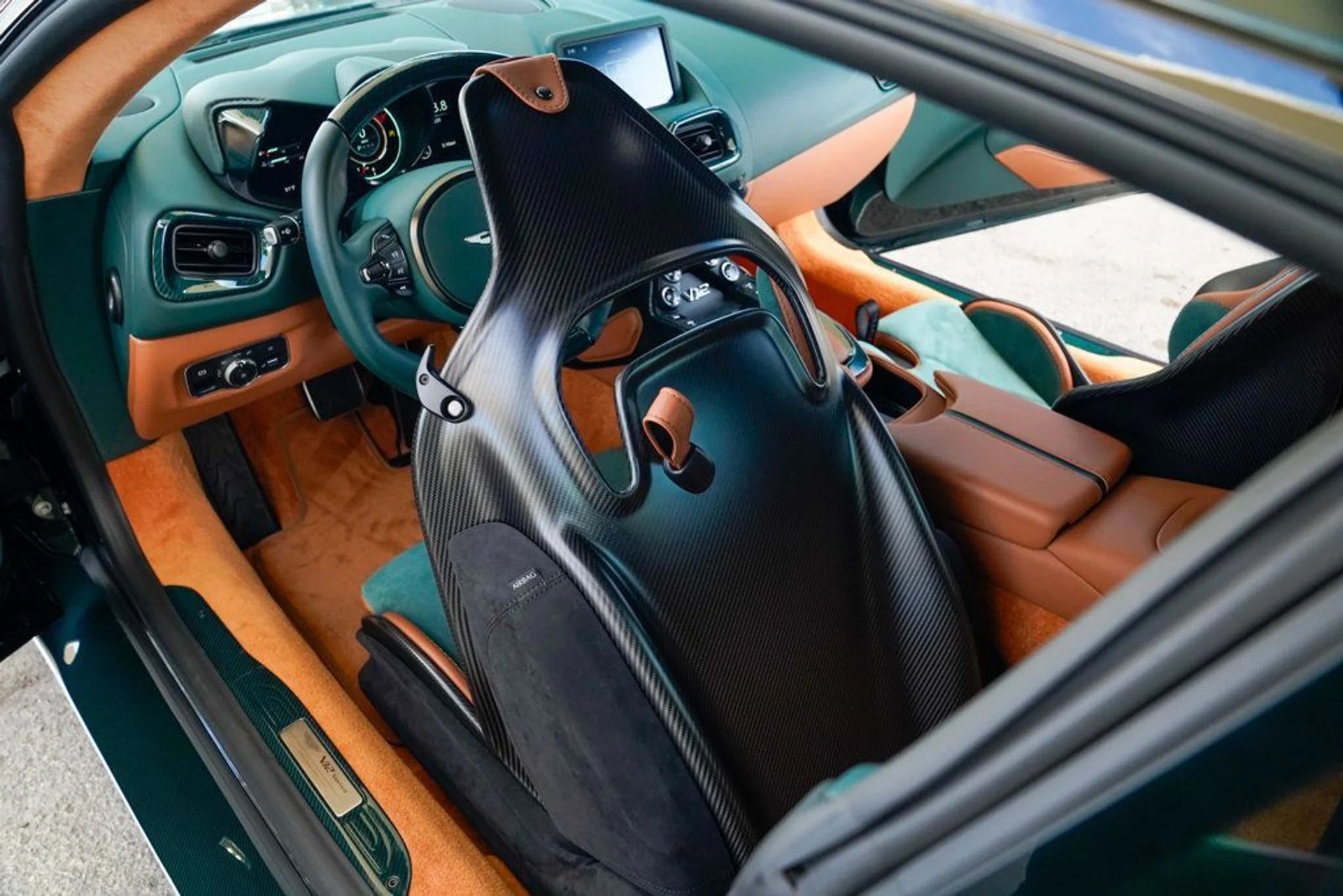 mph070_3645672743_used_2023_aston_martin_vantage_v12coupe_14354_22896697_71_1024_1f4c02372c