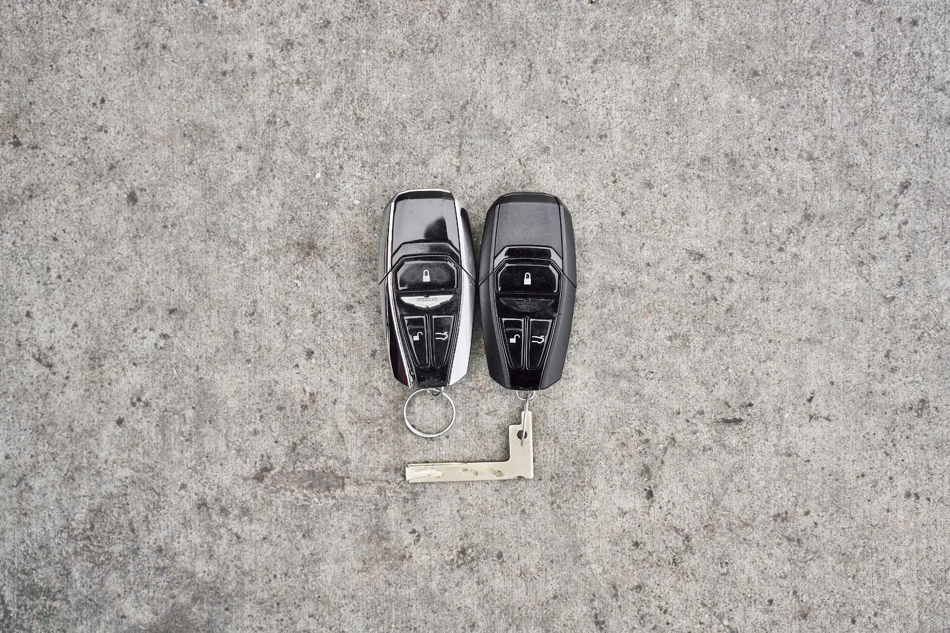 mph070_4015549245_Used_2023_Aston_Martin_Vantage_Base_1764729851_9db5a3d5e8