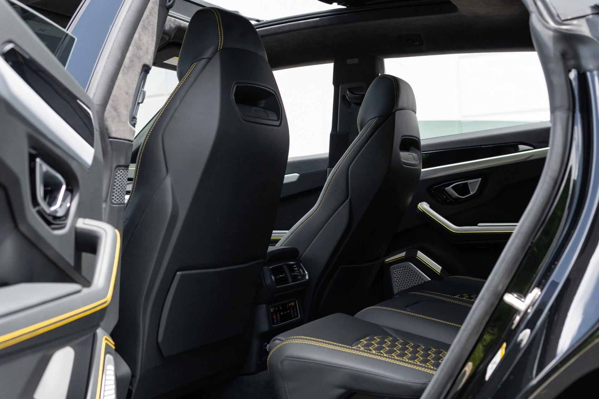 mph070_4031175375_Used_2022_Lamborghini_Urus_1776127252_86f81e747b