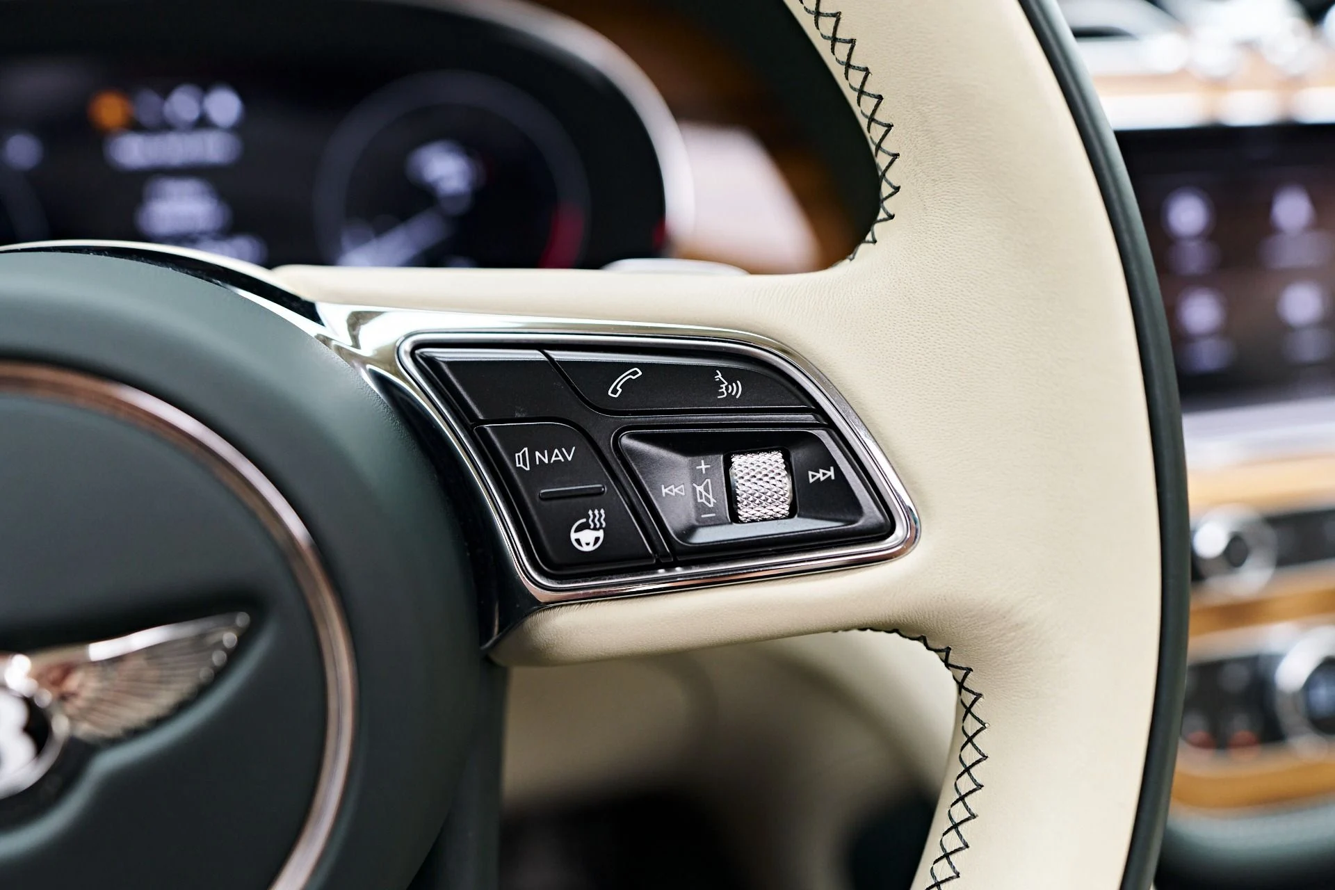 mph070_428013087_Used_2023_Bentley_Bentayga_EWB_1754782505_ea91e57829
