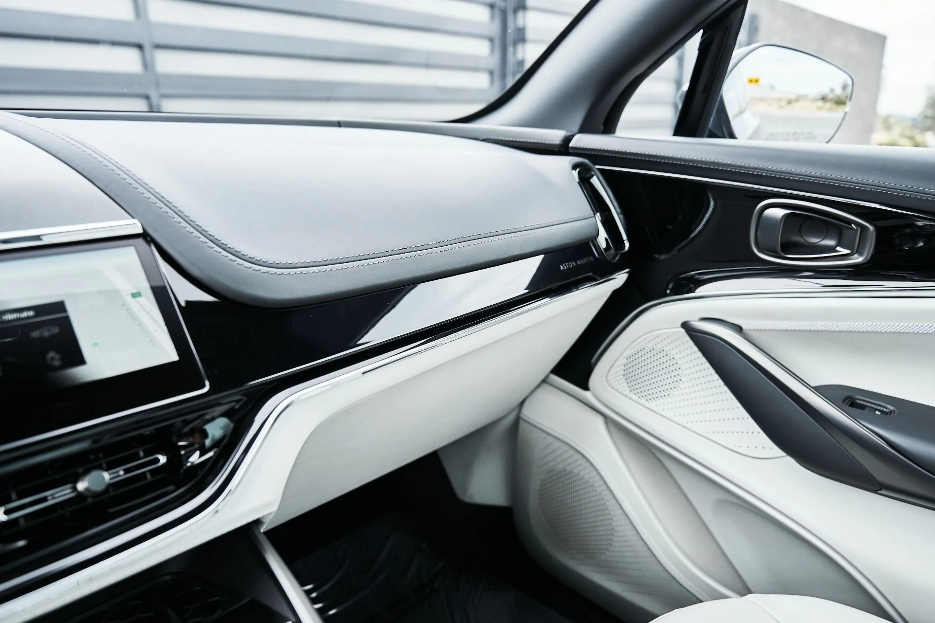 mph070_450510126_Used_2025_Aston_Martin_DBX_707_1775008056_f2f697e7b5