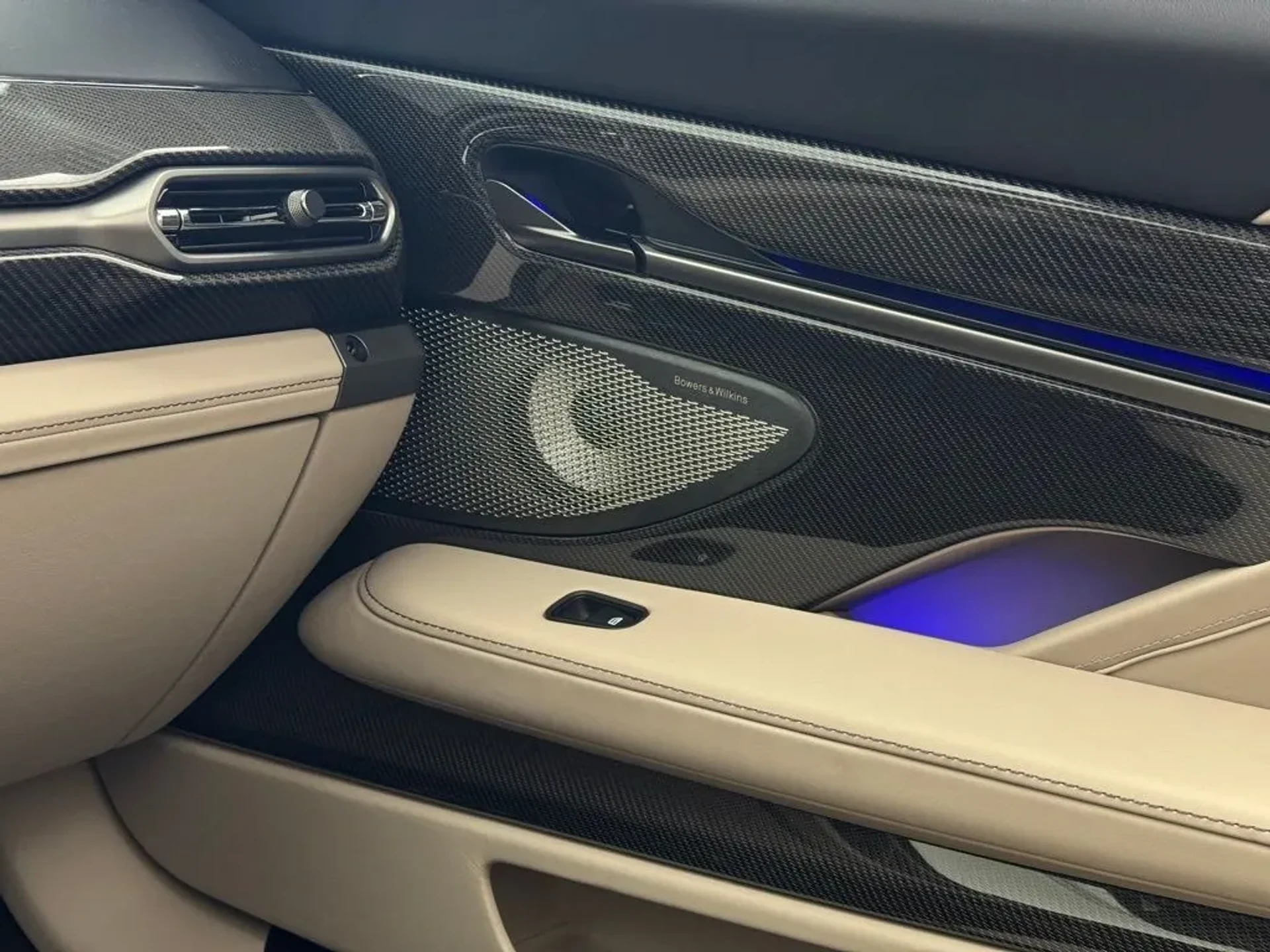 mph070_469008024_qwj1cy2l6snswq0lz32l89z0jnyb_70f43eb30c