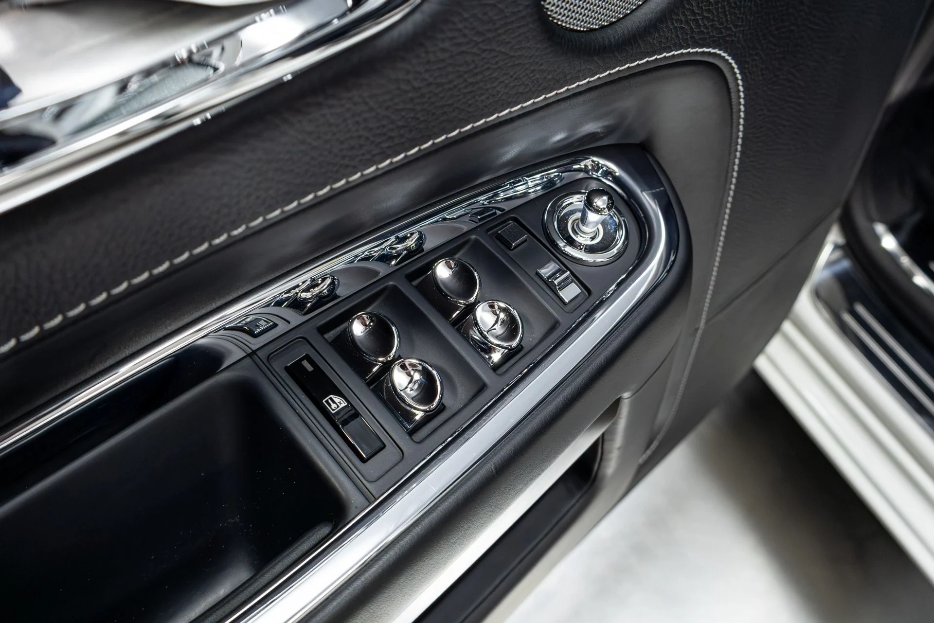 mph070_577561081_Used_2016_Rolls_Royce_Ghost_1775019332_d382edfc6e