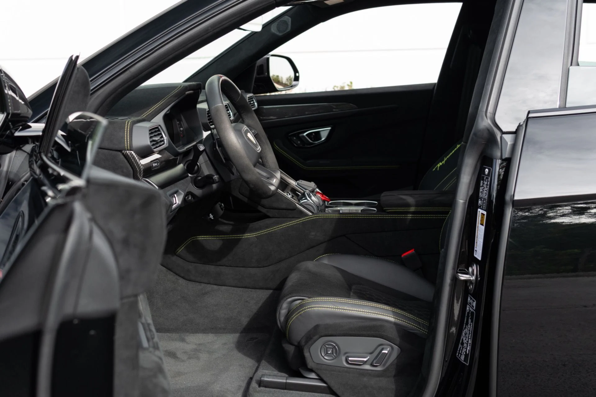 mph070_656881167_Used_2024_Lamborghini_Urus_Performante_1774062499_cd9b5665a1