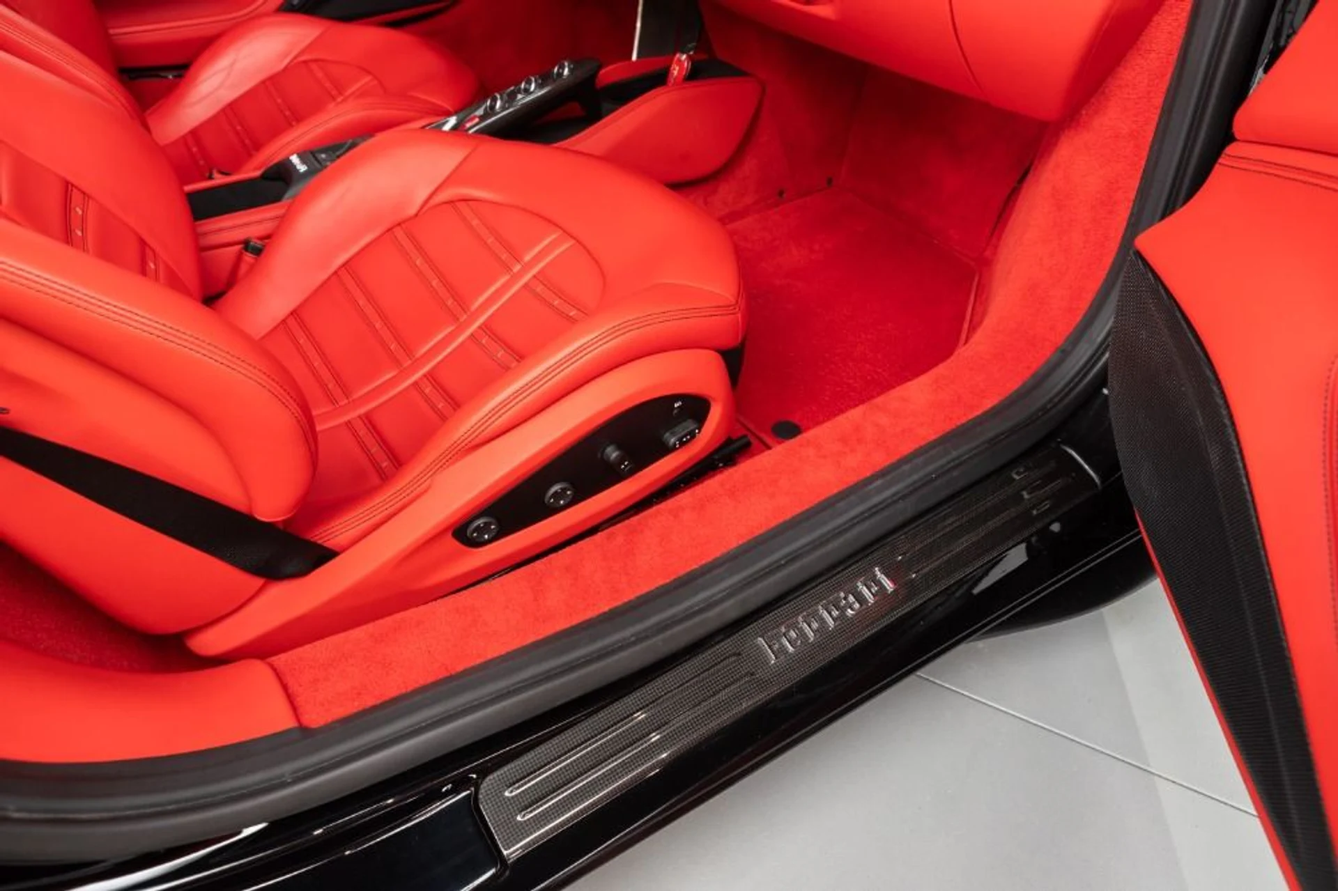 mph070_708926865_Used_2021_Ferrari_F8_Spider_f3f834ff1d