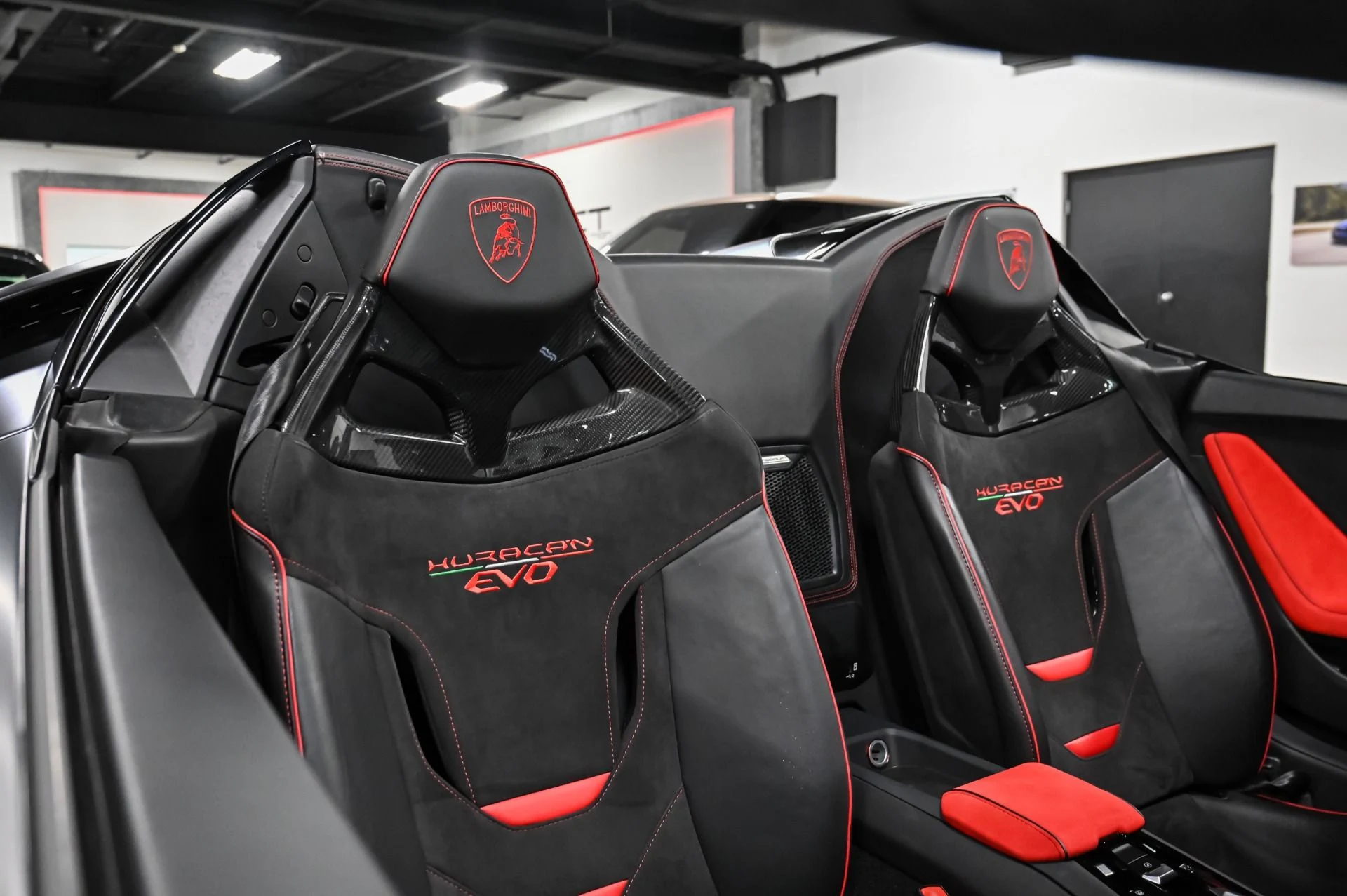 mph070_723110223_Used_2021_Lamborghini_Huracan_EVO_Base_1754943417_389ee3f321