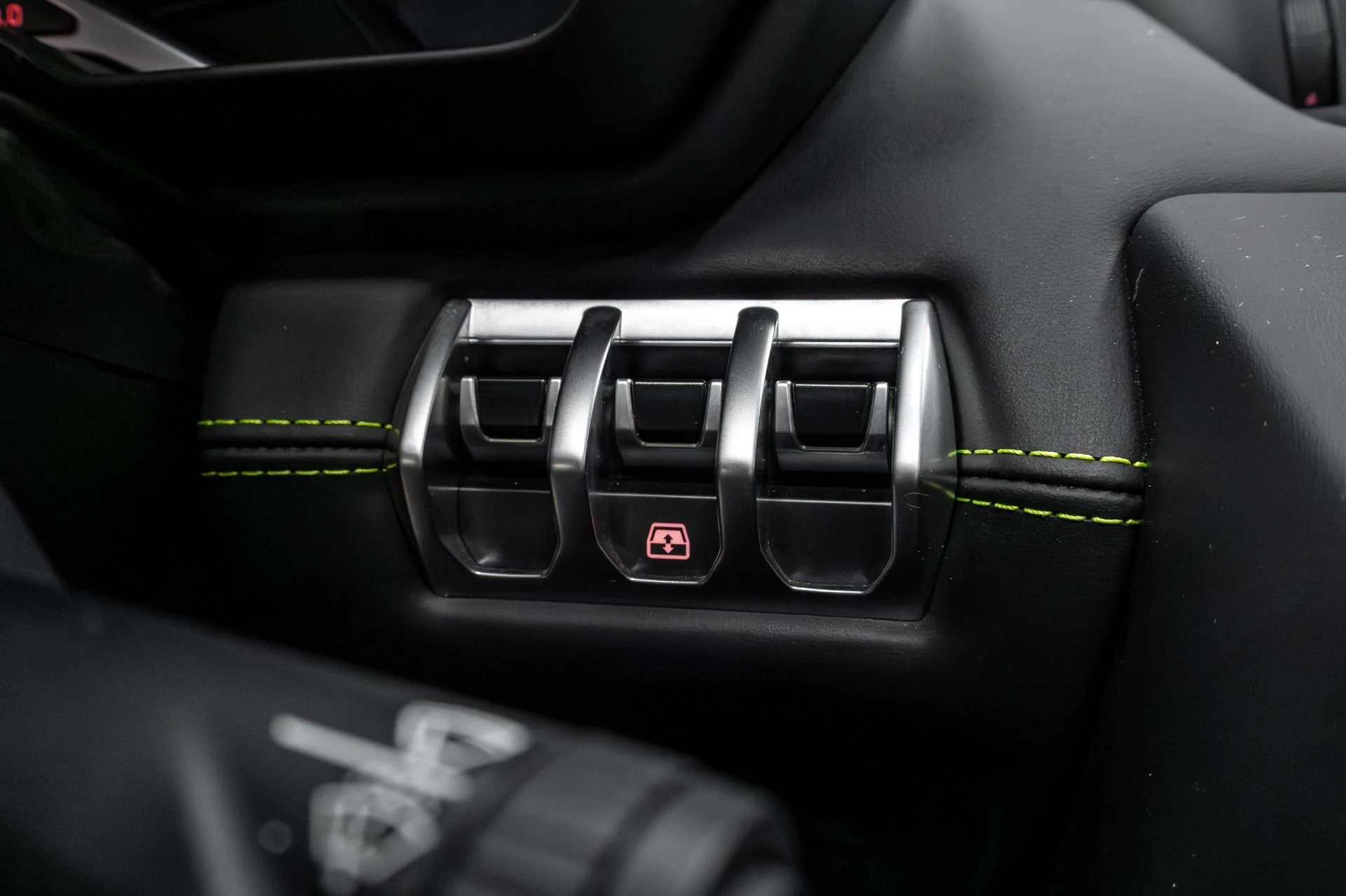 mph071_1091938209_Used_2015_Lamborghini_Aventador_1764723845_a595c563aa