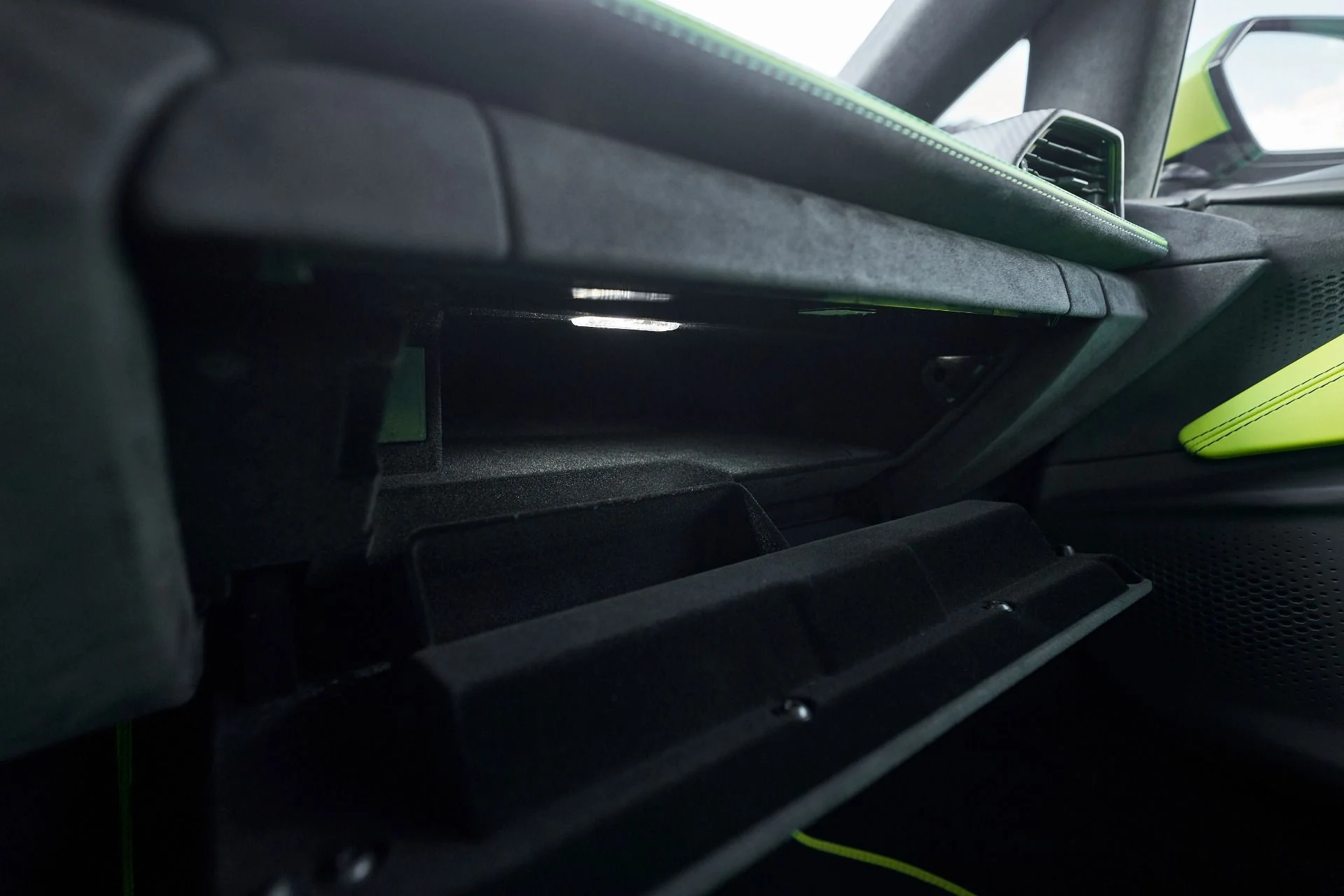 mph071_1232462795_Used_2024_Lamborghini_Revuelto_1763604806_dcb4ac3aa8