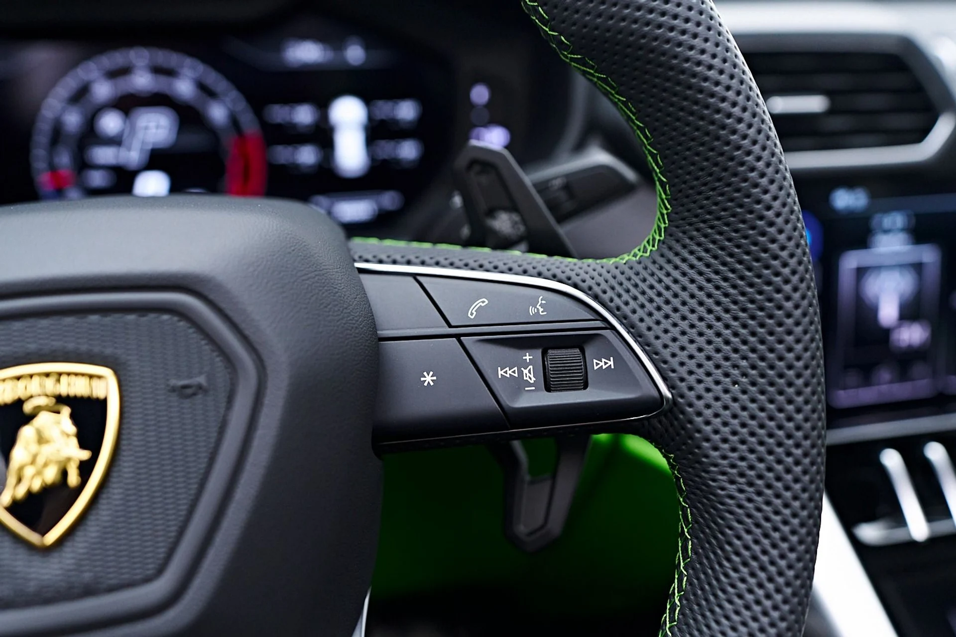 mph071_1438834587_Used_2024_Lamborghini_Urus_S_1745956869_d6c3eb3e5e