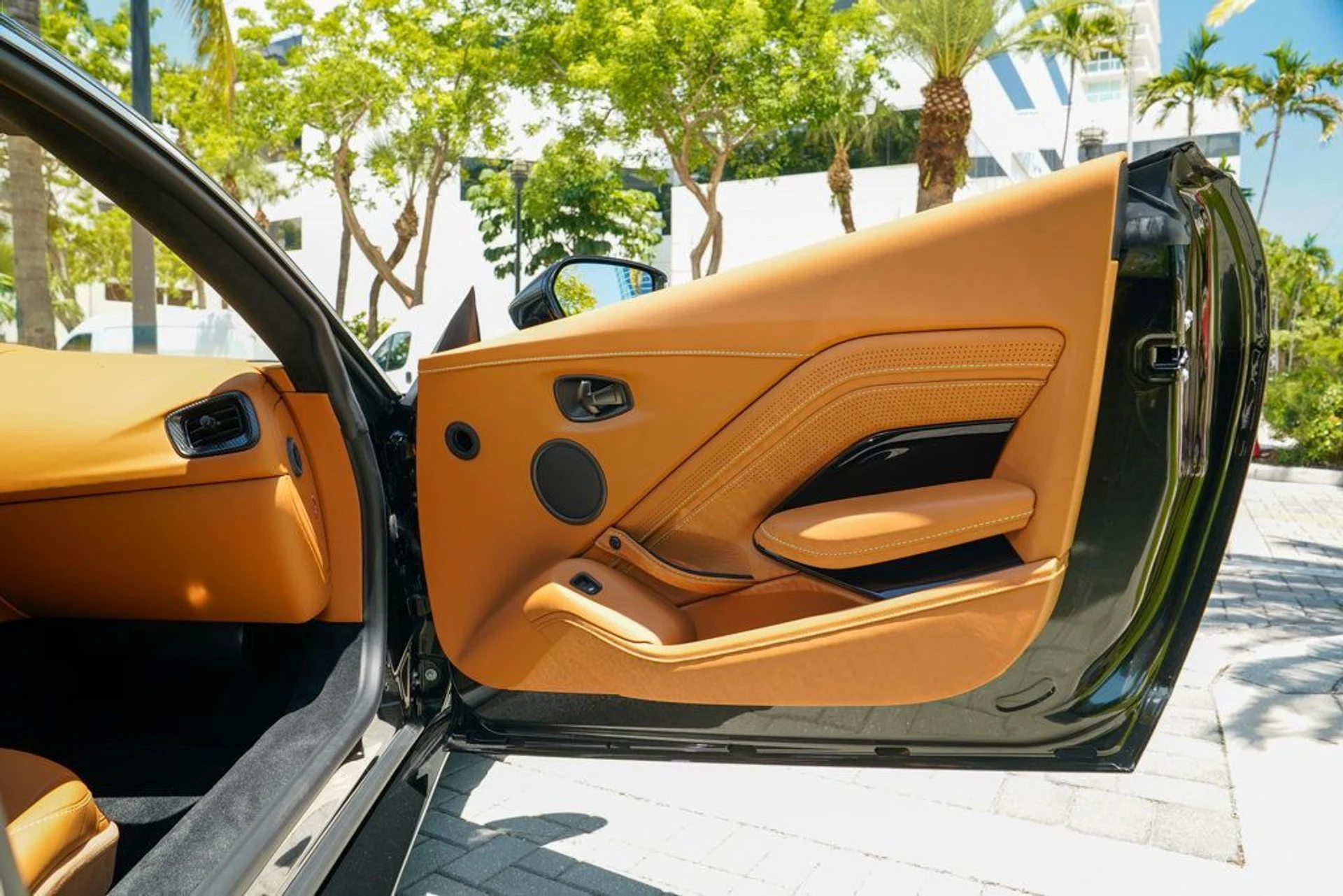 mph071_1535260615_used_2021_aston_martin_vantage_coupemanual_14354_22900621_72_1024_7d7232b240