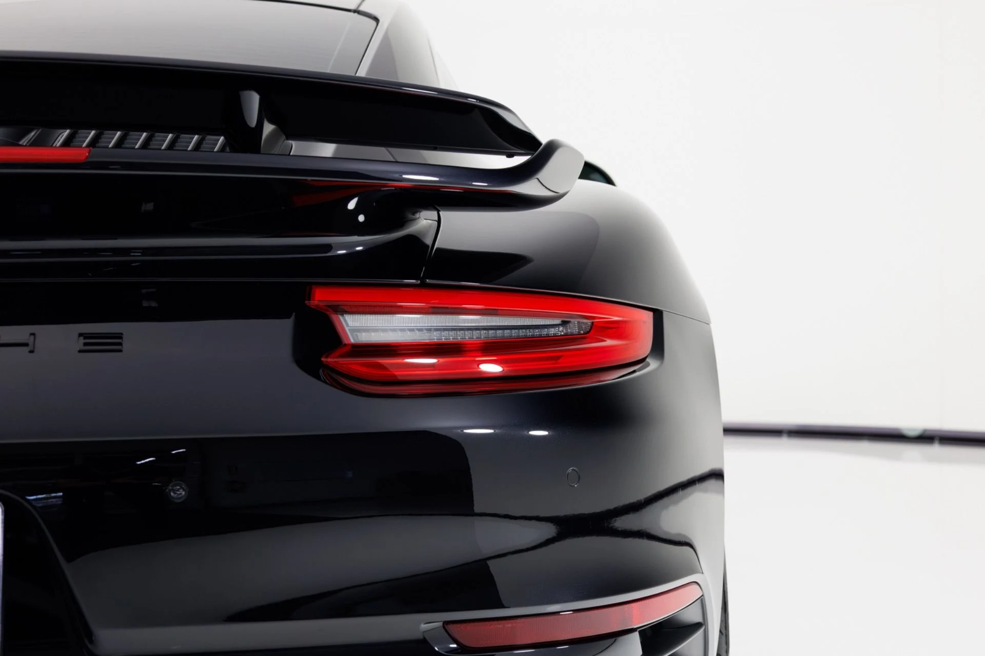 mph071_1597644132_Used_2017_Porsche_911_Turbo_S_1773337595_4113711527