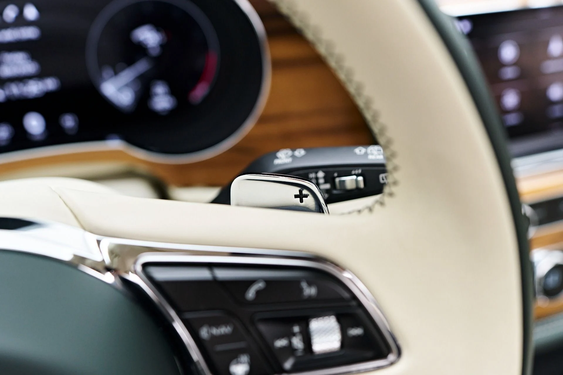 mph071_2009937719_Used_2023_Bentley_Bentayga_EWB_1754782506_97ce0e00b6