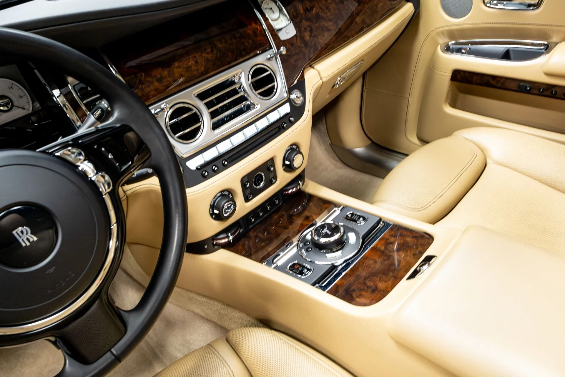 mph071_2034758421_Used_2017_Rolls_Royce_Ghost_1774888920_d67aca7720