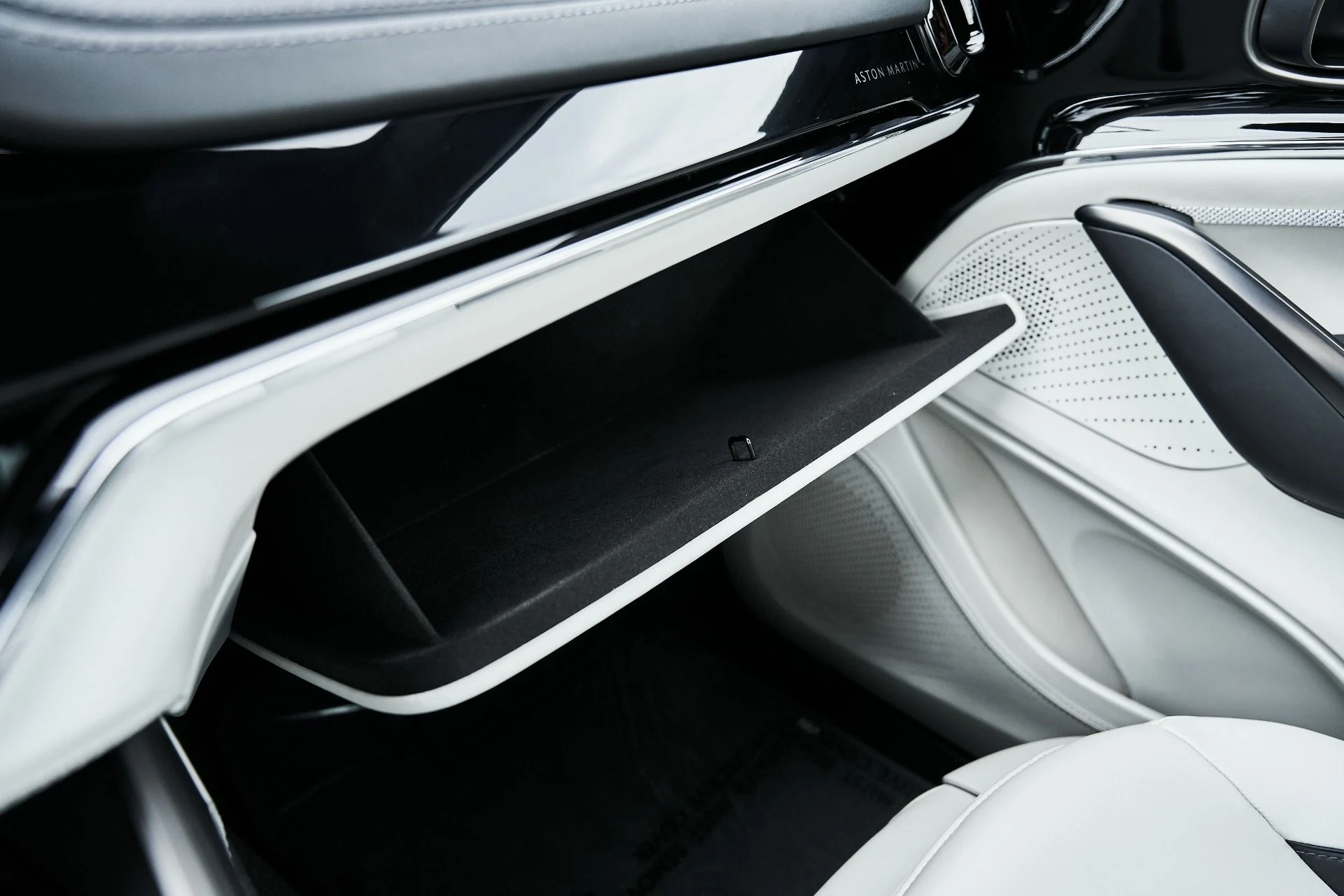 mph071_223368944_Used_2025_Aston_Martin_DBX_707_1775008058_abfede0cce