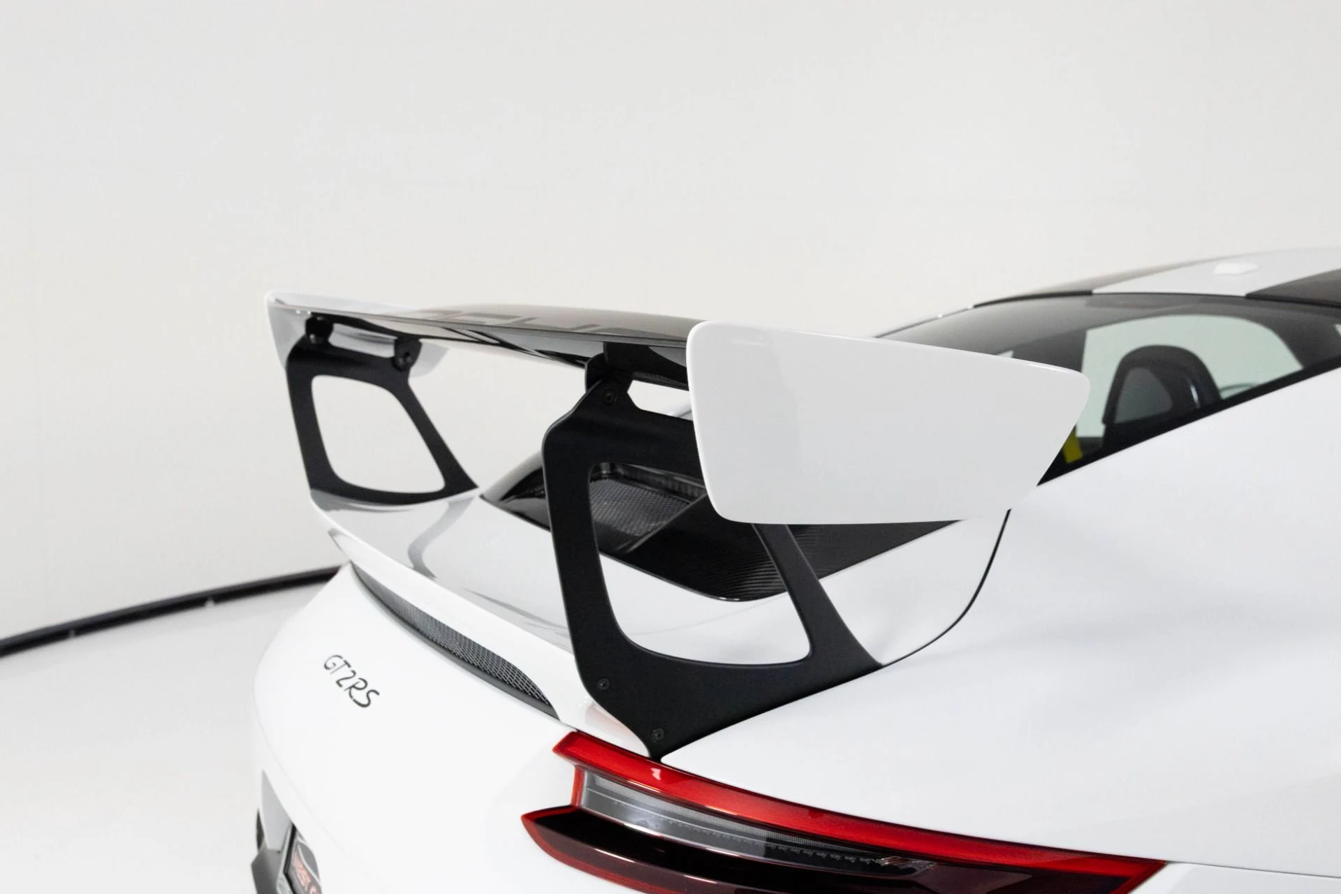 mph071_2502261456_Used_2018_Porsche_911_GT_2_RS_1762386704_13d9d90aa8