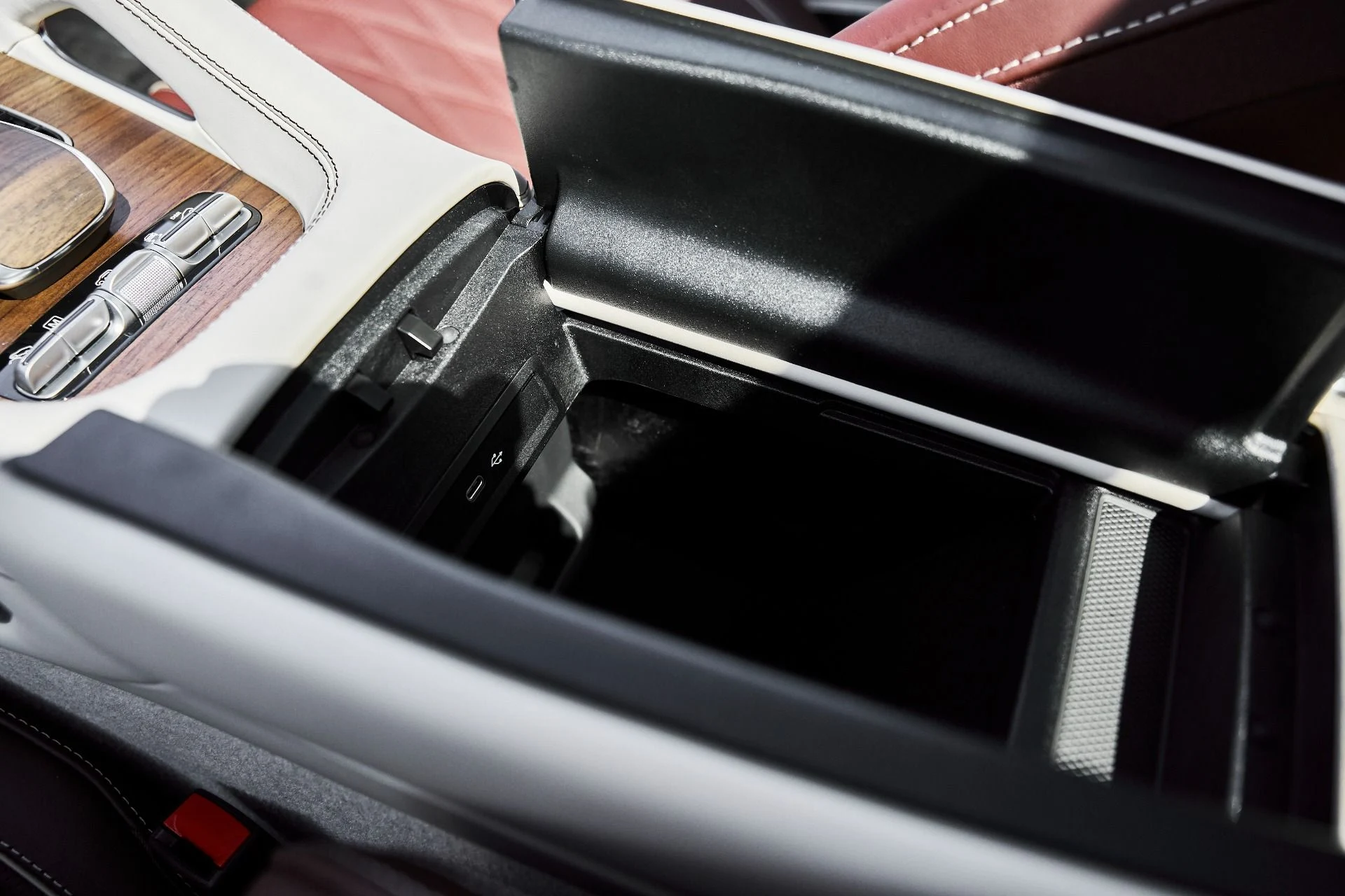 mph071_2666559748_Used_2026_Mercedes_Benz_GLS_Maybach_GLS_600_1776732892_6b90a1045b